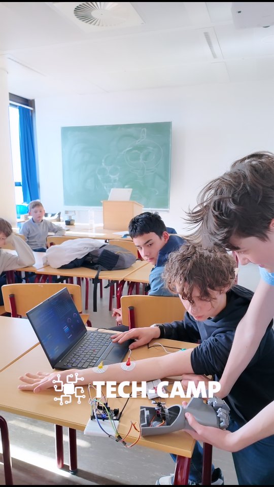 Die Jugendlichen präsentieren ihr aktuelles Projekt an der HAW. Eine EMG-gesteuerte künstliche Hand, kombiniert mit KI-Signalverarbeitung. Und das Ganze auf Englisch vor internationalen Studierenden.
Sie zeigen, wie Muskelaktivität erfasst, als Daten verarbeitet und durch ein KI-Modul in Bewegungen übersetzt wird. Die Ergebnisse werden live simuliert, erklärt und hinterfragt.
Fragen aus dem Publikum beantworten, das eigene System erklären und sicher präsentieren. Genau so sieht echte Praxis aus.
Hier treffen MedTech, KI und Kommunikation aufeinander. Neben technischem Know-how entwickeln die Jugendlichen wichtige Zukunftskompetenzen wie Präsentationsfähigkeit, analytisches Denken und Selbstvertrauen in einem internationalen Umfeld.
Von Daten zu Bewegung. Von Idee zur Präsentation.
#KünstlicheIntelligenz #MedTech #EMG #Robotik #MINT
