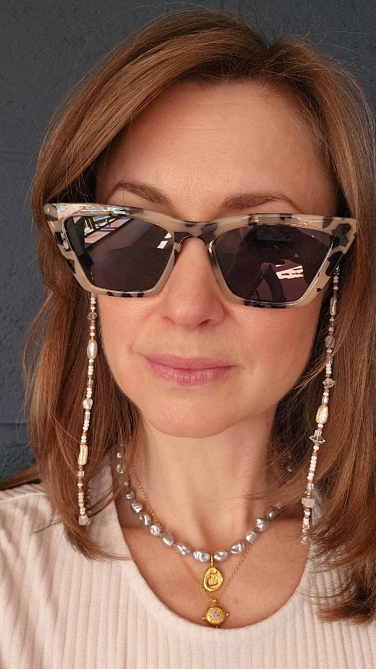 One of a kind, just like you ✨
These hand-beaded glass chains are designed to be as beautiful as they are functional — a face-framing accessory that effortlessly holds your glasses, then transforms into a long necklace or a shorter double-wrapped layer with the addition of my handmade S-clasp.
Each piece is carefully woven using glass seed beads, semi-precious stones and freshwater pearls, finished with sterling silver or 14k gold fill details — made to move with you through your day.
Practical… but make it beautiful.
I’ll be creating more in the coming weeks — tell me below if there’s a colour palette you’d love to see come to life 👇✨
#handmadejewelleryuk #beadedjewellery #glasseschain #layerednecklaces #slowmade meaningfuljewellery uksmallbusiness