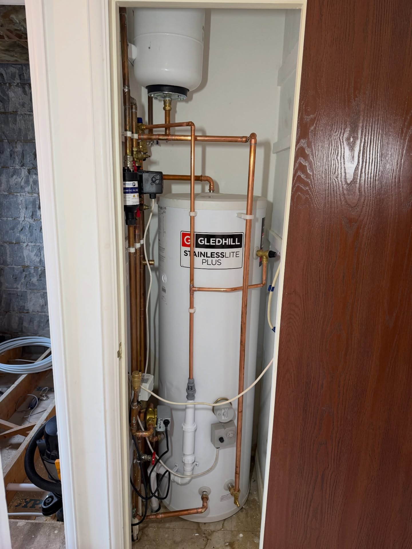 🚨 Tired of low water pressure and noisy booster pumps? It might be time to upgrade your home with a brand new unvented cylinder system! ✅
Say goodbye to weak showers and inconsistent water flow, and hello to strong, reliable hot and cold water pressure throughout your entire home 🚿✨
Enjoy better performance, improved comfort, and peace of mind knowing all of our unvented cylinders come with a 25-year manufacturer’s warranty as standard! 🙌🏻😍
@gledhillgroup
Feel free to get in touch with us for any of your heating and plumbing needs now:
📱 Phone or WhatsApp - 07743 645488
📧 Info@FlashHeatingAndPlumbing.co.uk
💻 www.flashheatingandplumbing.co.uk
•
•
•
•
•
#gledhillcylinders #gledhill #unventedcylinder #energyefficiency #plumbing