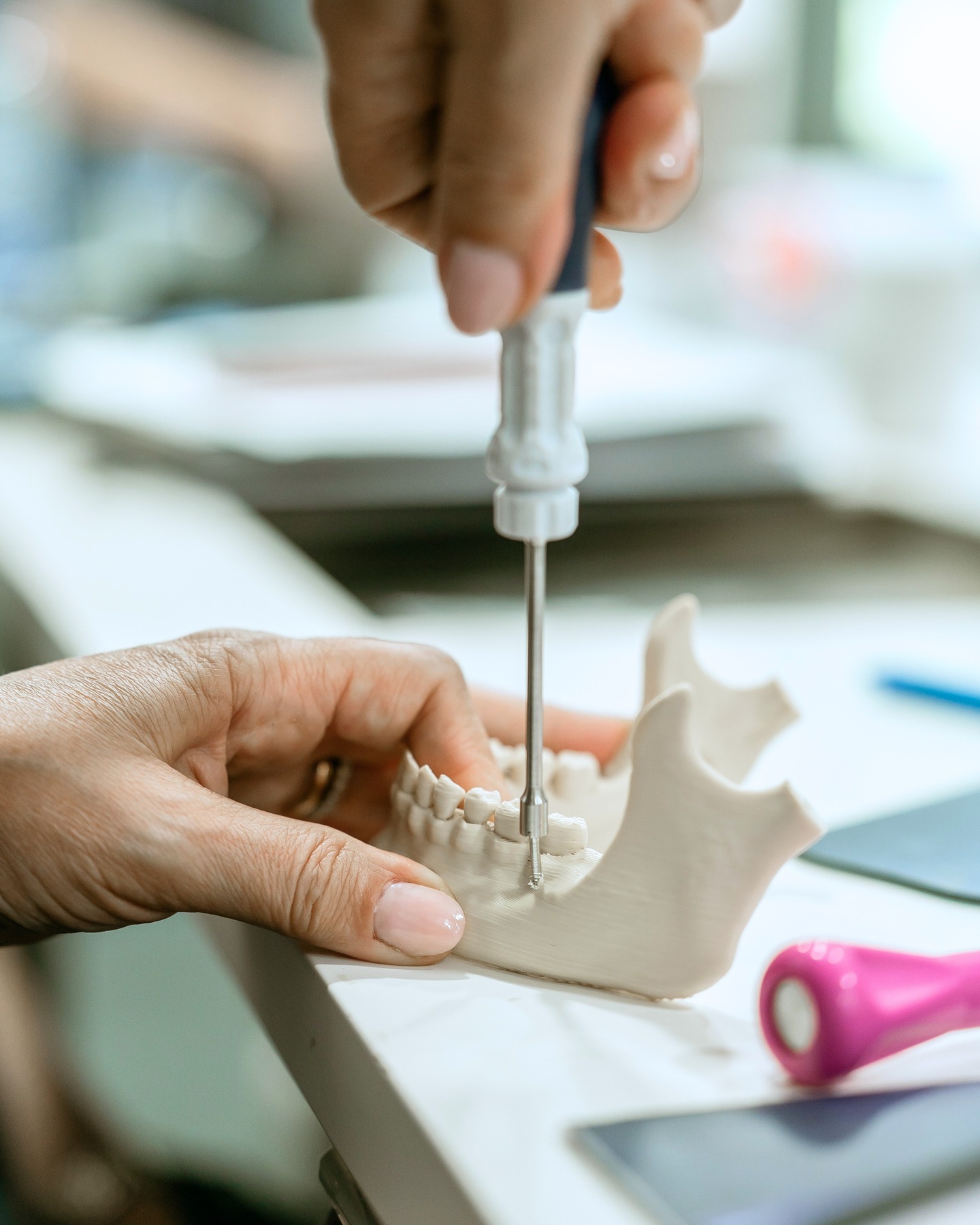 🦷 Terminámos mais uma edição do curso de Mini-implantes e MARPE Sem Segredos e só podemos sentir gratidão.
Foram dias intensos de partilha, aprendizagem e muita prática clínica, vividos com um grupo extraordinário de colegas que confiaram em nós para fazer parte deste percurso.
É sempre muito especial ver o entusiasmo, a dedicação e a vontade de evoluir de cada participante. Mais do que ensinar técnicas, o nosso objetivo é criar segurança clínica e ajudar cada aluno a sentir-se mais preparado para aplicar estes conhecimentos no dia a dia.
Foi um curso verdadeiramente enriquecedor para todos nós, e ficamos muito felizes por ver esta comunidade crescer de forma tão genuína.
Obrigada a todos os que estiveram connosco e contribuíram para o sucesso desta edição.
Foi um privilégio partilhar estes dias convosco.
✨ As vagas esgotaram rapidamente e já temos lista de espera para a próxima edição.
Se queres receber as próximas datas em primeira mão, inscreve-te no link da bio.