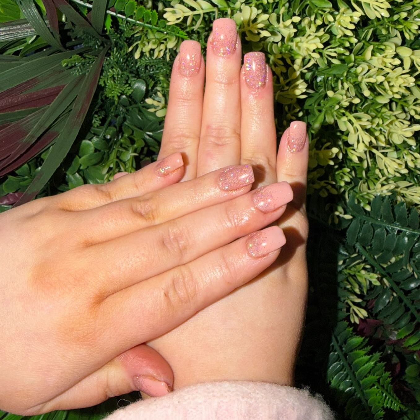 Soft glam, but make it sparkle ✨💅
Express acrylics by senior beautician Jemma in the dreamiest blush pink tones, finished with a delicate iridescent glitter that catches the light just right 💖🌸
Simple, glossy, and effortlessly pretty — because a little shimmer goes a long way ✨