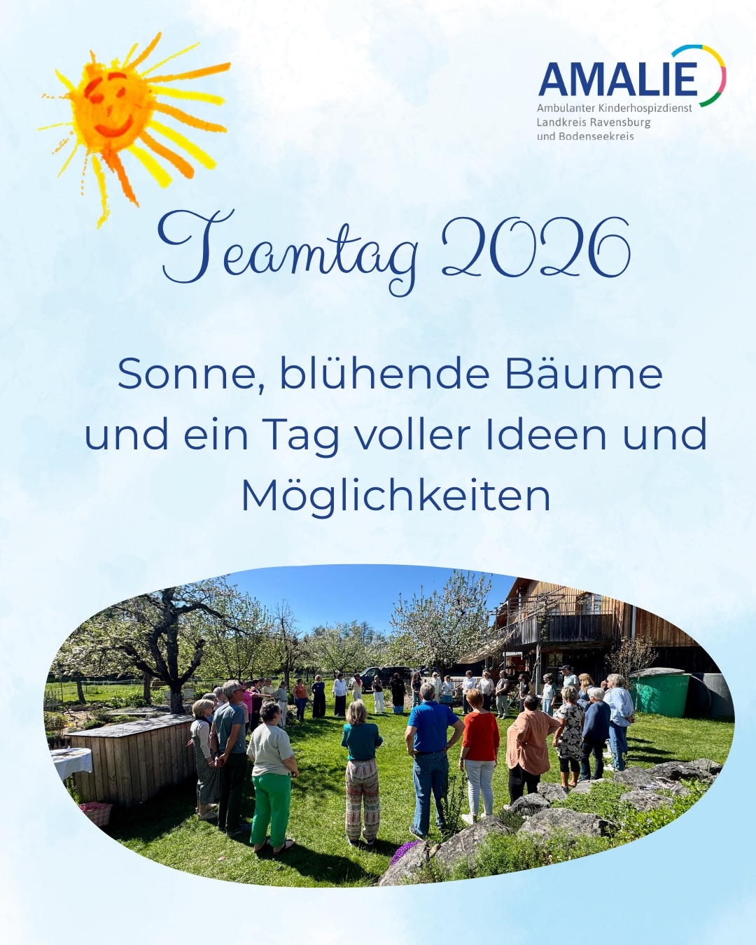 Teamtag 2026 bei bestem Wetter, in wunderschöner Location @fruchtbaresug und umgeben von blühenden Bäumen 🌸
In diesem Jahr haben wir bewusst auf einen externen Referenten verzichtet – stattdessen haben unsere ehrenamtlichen Patinnen und Paten selbst ihre wertvollen Erfahrungen und Ideen aus der Familienbegleitung eingebracht. Beim „Markt der Möglichkeiten“ entstand so ein bunter, lebendiger und inspirierender Austausch.
Wir haben Wunschpfeile in den Himmel geschossen, geknetet, getanzt, uns beim Speeddating besser kennengelernt und spannende Impulse rund ums Vorlesen in der Begleitung von Familien erhalten. Außerdem gab es einen kleinen Rückblick auf den Trauerbegleiterkurs in St. Peter.
Ein rundum wundervoller, bunter, vielfältiger und verbindender Teamtag 💚
Ein großes DANKE an alle, die mit ihren Ideen, ihrer Zeit und ihrem Engagement zum Gelingen dieses besonderen Tages beigetragen haben! 🙏✨
#kinderhospizarbeit #teamtag #ehrenamt
