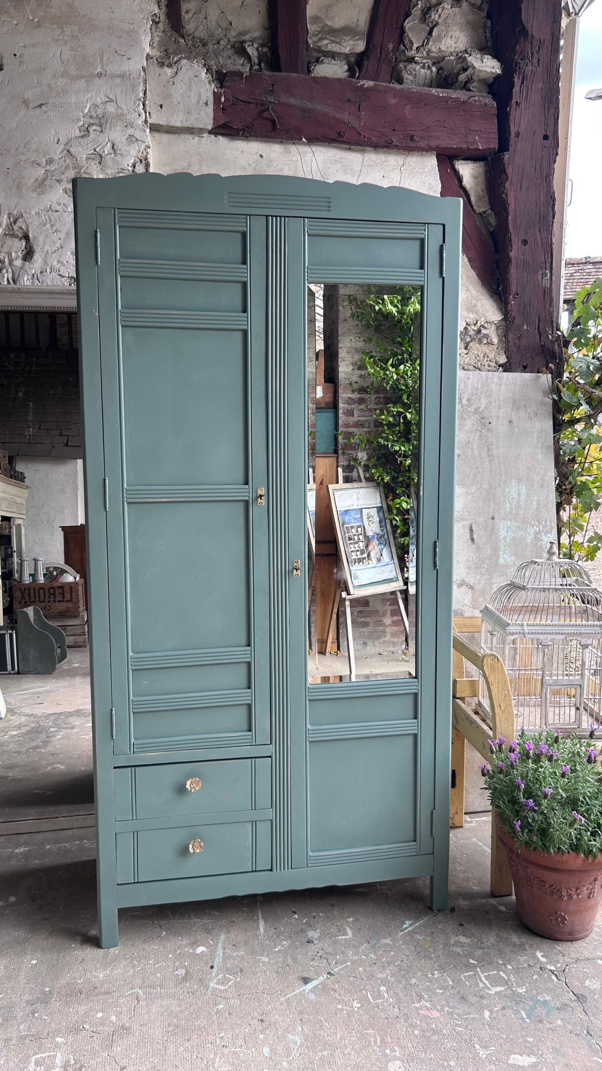 Une armoire parisienne pleine de charme, avec son miroir biseauté légèrement piqué par le temps… et une organisation intérieure pensée pour le quotidien.
Penderie, étagères, tiroirs… et ces petits boutons fleur qui changent tout 🌸
Une pièce unique, douce et intemporelle.
👉 Vous la mettriez où chez vous ?
Disponible sur le site
www.damepatine.com
#armoireparisienne #meubleancien #brocante #decointerieur #maisondecampagne
