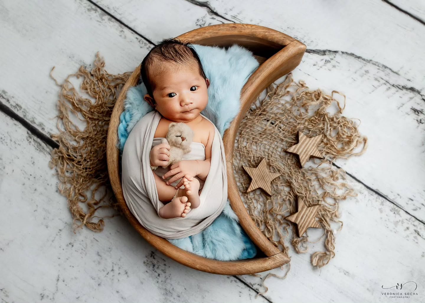 ✨ Wide-eyed wonder ✨️
Not every newborn sleeps through their session…
and that’s perfectly okay 🤍
Sometimes we get these beautiful, curious little expressions — eyes wide open, taking in the world for the very first time.
Nuwa gave us the sweetest connection here… gently holding his tiny teddy, calm, content, and completely in the moment.
Newborn sessions are always baby-led — we follow their pace, their needs, and their mood…
because that’s how the most genuine images are created ✨
📸 Each session is unique, just like your baby
📩 Message me to secure your due date
https://www.veronicasphotography.com/contact
#NewbornPhotography #SwindonPhotographer #WiltshirePhotographer #BabyDetails #NewbornSession TimelessPhotography SwindonMums