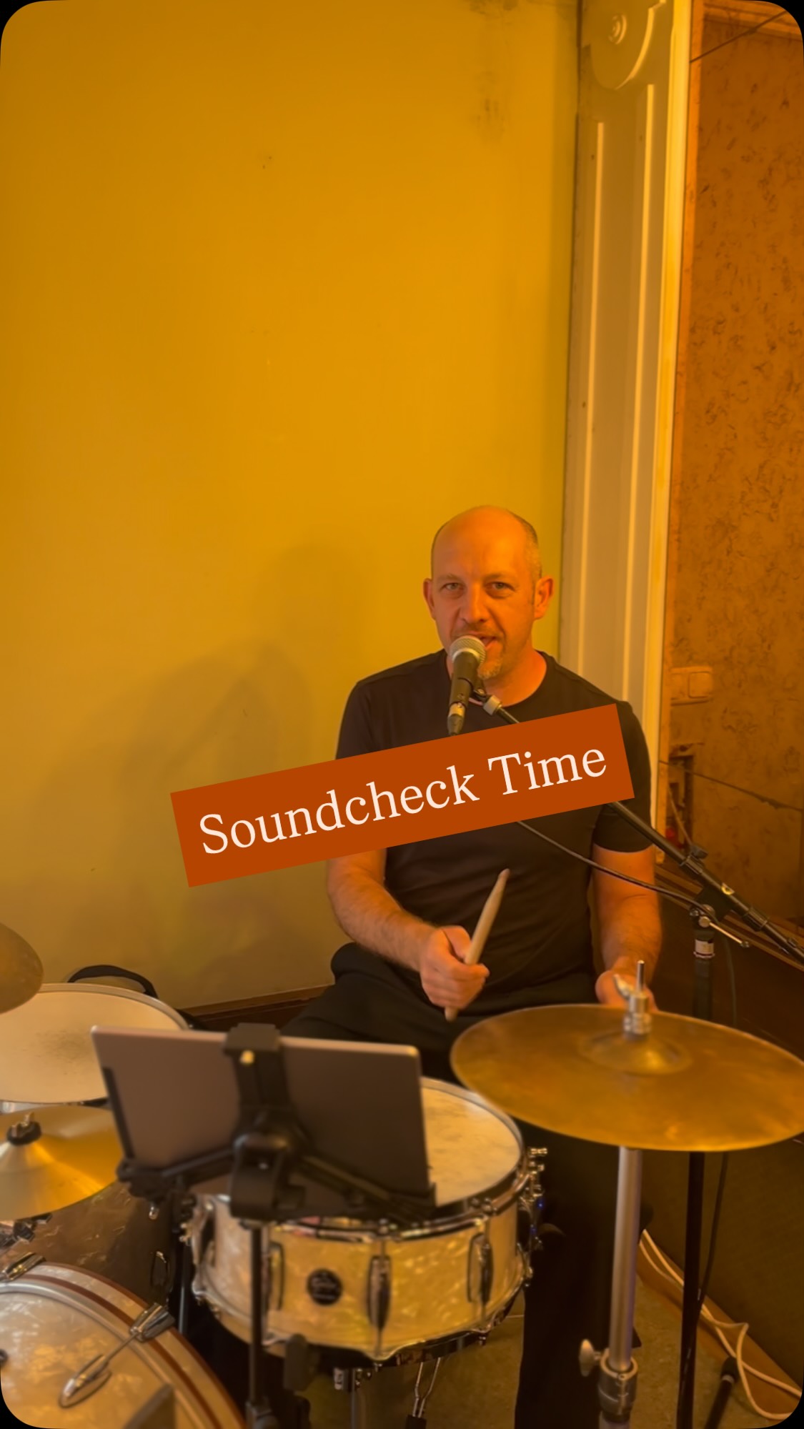 Soundcheck Time! 🔈Wir nehmen uns vorab immer genügend Zeit um die Technik und den Sound vor Ort zu checken, damit alles ready ist und wir spielbereit sind bevor die Gäste kommen. Licht und Anlage aufbauen, alles verkabeln, Soundcheck, umziehen und wir sind ready. Und wusstet ihr eigentlich schon, dass unser @hermann_aigner 🥁 jetzt auch singen kann? Nein? Wir auch nicht… 😍 jetzt schon unser persönliches 2026er Highlight 😍🥁#event #drum #band #eventband #groovecafe
