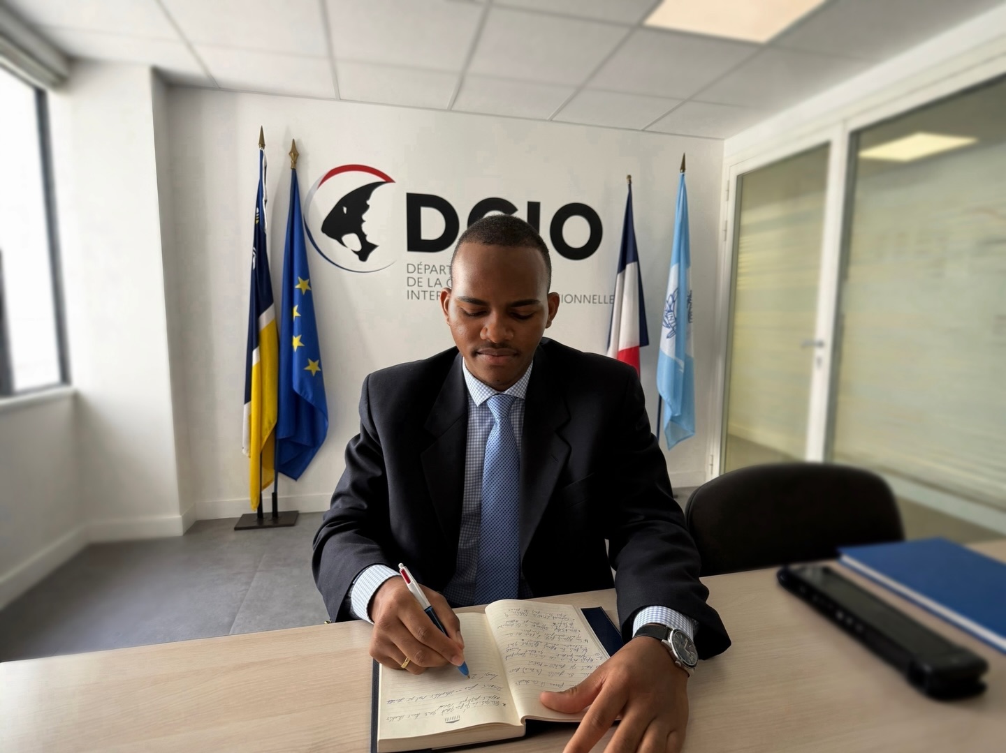 Échange ce jour avec la Commissaire divisionnaire du Département de la coopération internationale opérationnelle, Madame Peyratou.
Rattaché à la Direction nationale de la police judiciaire, ce département est chargé de coordonner les relations entre les enquêteurs français et leurs partenaires à l’étranger, notamment à travers les canaux institutionnels que sont #Interpol et #Europol.
Dans un contexte où la criminalité ignore les frontières, qu’il s’agisse de trafic de stupéfiants, de traite des êtres humains, de cybercriminalité ou de terrorisme, la #coopération #internationale est une nécessité.
Concrètement, le #DCIO facilite l’échange d’informations, coordonne les enquêtes transnationales et permet des interventions rapides et efficaces au-delà de notre territoire. Il contribue ainsi à renforcer la capacité de notre pays à prévenir, détecter et démanteler des réseaux criminels de plus en plus structurés et mobiles.
Merci pour cet échange et pour votre action quotidienne au service de la sécurité de nos concitoyens. 🇫🇷