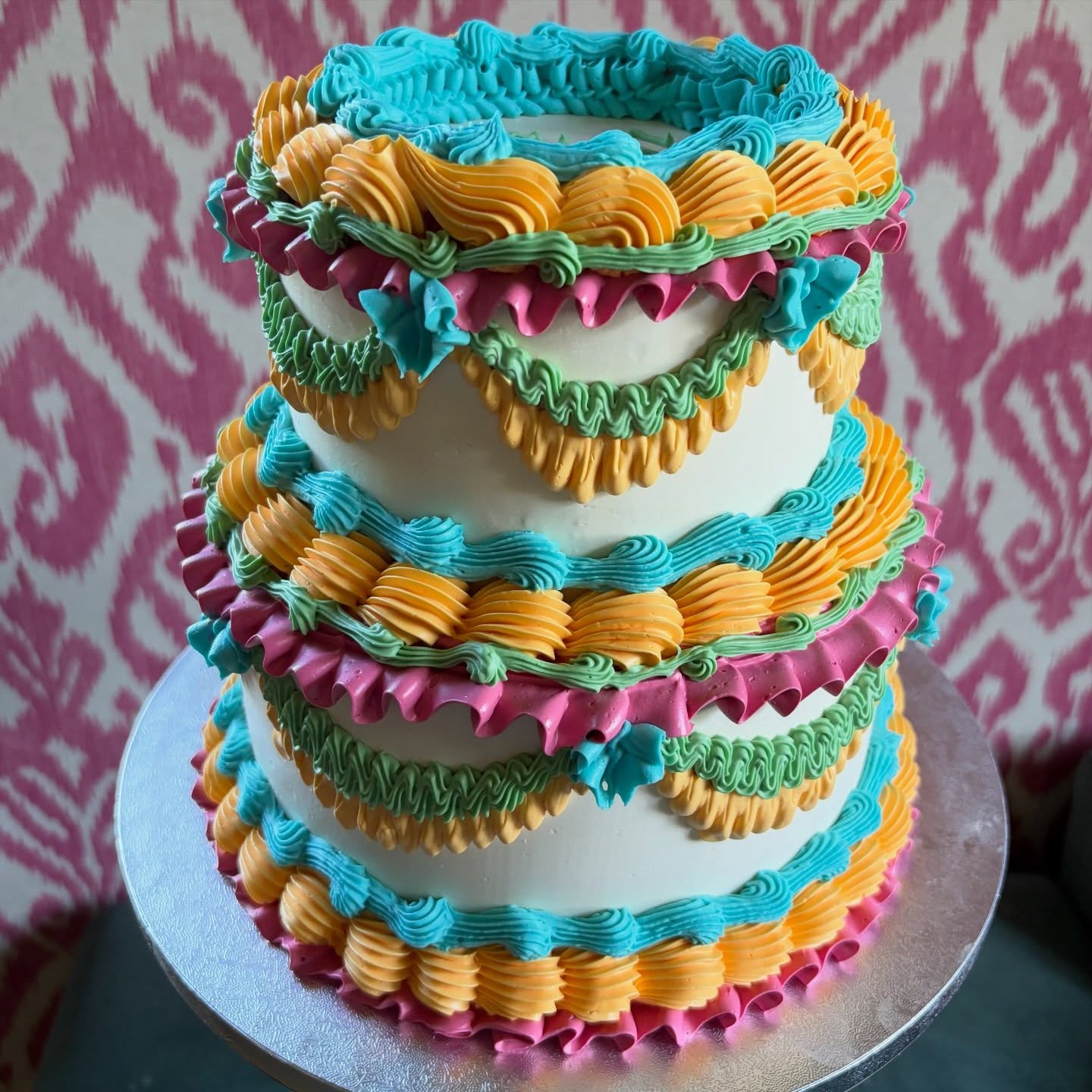 First wedding of the season and it’s one of our own! Our girl @anushka_lashmar got hitched today to the lovely Tom and brought all the sunshine! Great taste on the flavour front too (I mean, she’d know!) with lemon elderflower base and tonka bean and black cherry top tier. All the love! 🩷❤️🧡💛
#weddingcake #rufflecake #lambethcake #dealkent dealkentuk