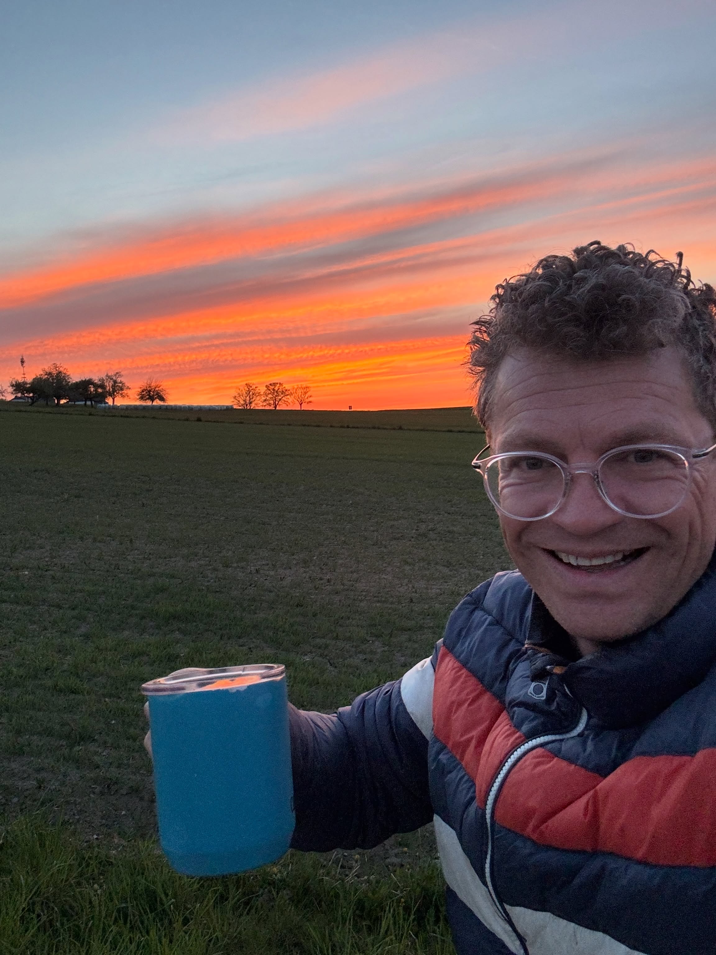 Fast ein Jahr nach den 100 Sonnenaufgängen rutsch‘ ich am Morgen gerne raus und nehm mir den Tag, so wie heute mit einem Heferlkaffee in der Hand. ☕🌅
Der Sonnenaufgang ist geblieben – nicht nur bei mir, sondern auch beim Bucketlist Schmied: in Erlebnis-Expeditionen, Wirk-Werk-Workshops oder wenn ein Erlebnis-Gespräch im ersten Licht beginnt.
👉 Welche Erfahrung hat sich bei dir so festgesetzt, dass du sie heute noch immer lebst?
🔗👉 Link in Bio: 100 Tage „Sonnenaufgangs-Challenge 2025“ im Rückspiegel als Instagram-Highlight
#VomErlebnisZumErgebnis #SonnenaufgangsChallenge #BucketlistSchmied #Rückblick #Ausblick