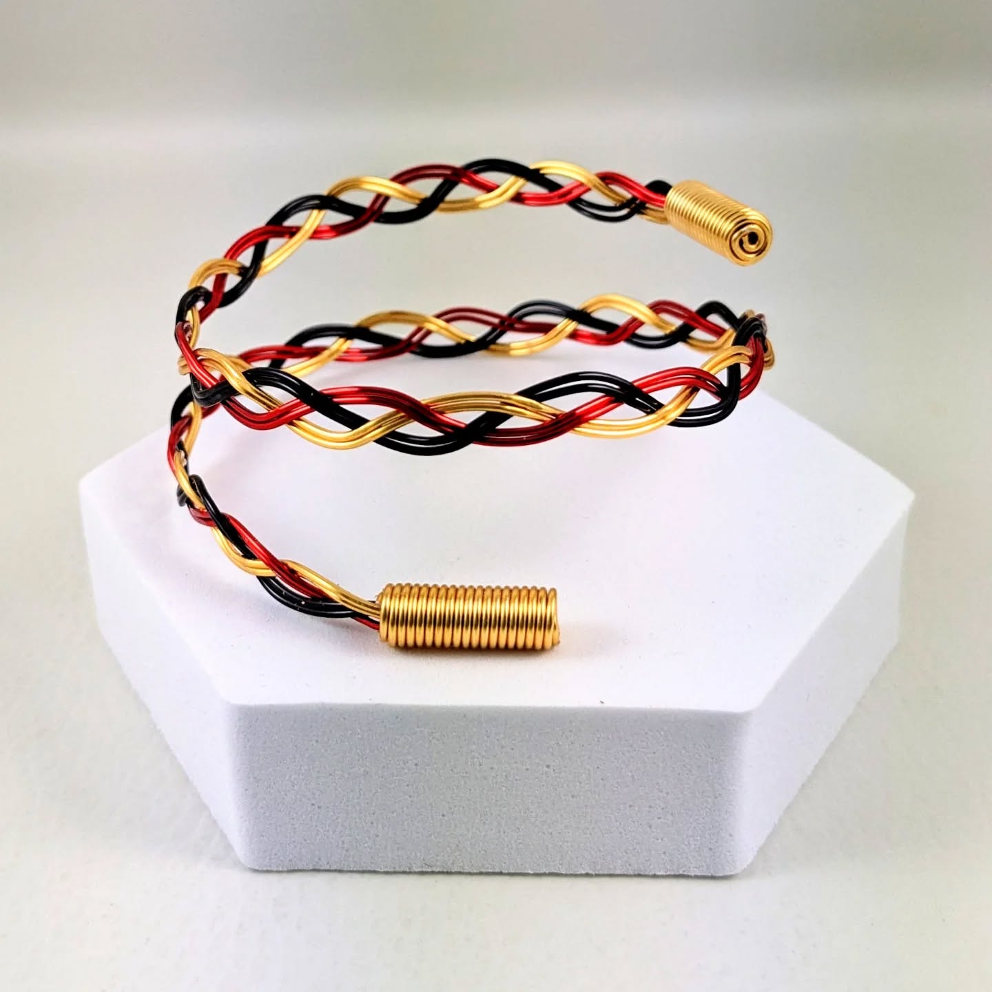 Plaited Wire Bangle - β€οΈ
@artinjunekent #wirejewelleryhandmade #wirejewelry #wireinspiration #makeyourownjewelry #bangle