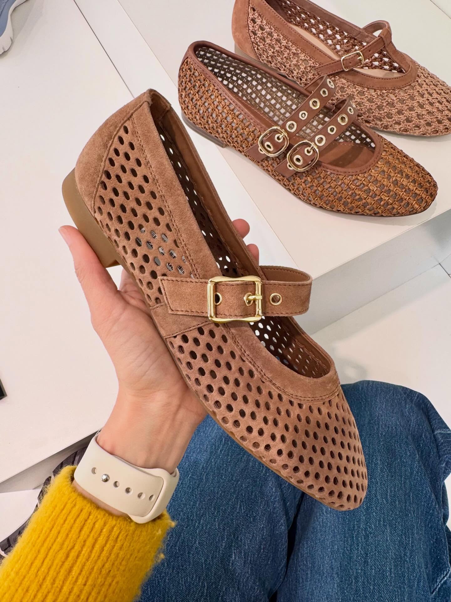 Frisch, luftig und absolut im Trend: Unsere Ballerinas mit Lochmuster sind die perfekten Begleiter für die warme Jahreszeit ☀️
Ob für den Stadtbummel, das Büro oder den nächsten Urlaub – die feinen Perforationen sorgen nicht nur für einen eleganten Look, sondern auch für ein angenehm leichtes Tragegefühl. Stil trifft Komfort, ganz ohne Kompromisse.
Entdecke jetzt deine neuen Lieblingsschuhe bei Kampa Schuhe ✨
#schuhliebe #ballerinas #paulgreen #tamaris #freising