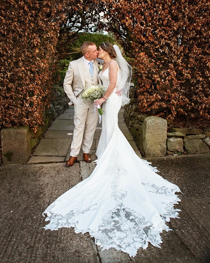 🤍 Laura 🤍
Laura was married earlier this spring at Milton Church followed by a reception at @3horseshoesleek and looked amazing in her fitted lace and crepe wedding dress from @essenseofaustralia, with the most incredible train!!
Thanks so much for sharing your photos with us Laura and we’re sending love and congratulations to the happy couple xxx
Laura’s suppliers …
🏩 @3horseshoesleek
📸 @garyskerrattphotography
✂️ @bridalhairbymichellejewess
💄 @india_florence_makeup
#thebridalloungenewcastleunderlyme #realbride #essenseofaustralia #essensebride #fittedweddingdress