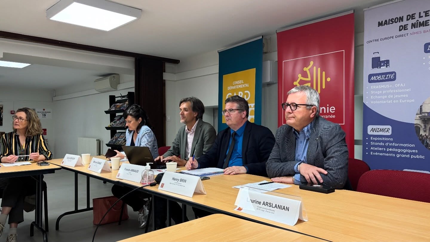 Aujourd’hui, nous avons participé à une conférence organisée à la Maison de Ma Région du Gard à Nîmes dans le cadre de l’initiative Joli Mois de l’Europe. Pendant l’événement, plusieurs intervenants ont présenté et échangé autour de sujets liés aux projets européens, à la coopération et aux opportunités actuelles. Demain, le programme se poursuivra avec une balade à vélo dans le village, où nous découvrirons les environs et participerons ensemble à une nouvelle activité.