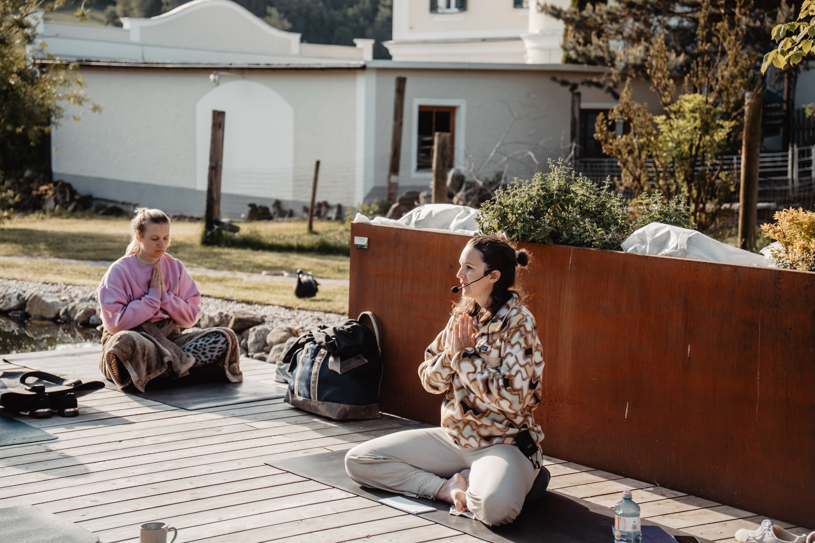 Es gibt Orte, die man nicht einfach besucht.
Man fühlt sie 🌿
Das Yoga Festival Mühlviertel ist mehr als ein Wochenende voller Yoga.
Es ist dieses tiefe Ausatmen, wenn du ankommst.
Diese Ruhe zwischen den Bäumen.
Das erste ehrliche Gespräch mit einem Menschen, den du eigentlich erst seit wenigen Minuten kennst.
Barfuß über die Wiese gehen.
Gemeinsam meditieren.
Lachen.
Weinen.
Loslassen.
Wieder spüren.
Zwischen Natur, Yoga, Musik, Workshops, gutem Essen und so vielen wundervollen Menschen entsteht hier jedes Jahr etwas ganz Besonderes:
Ein Raum, in dem du einfach sein darfst. Ohne Rolle. Ohne Müssen. Ohne Funktionieren.
Vielleicht ist genau das der Grund, warum uns dieses Festival noch lange danach begleitet.
Weil es nicht nur schöne Momente schafft, sondern echte Verbindung.
Zu anderen und vor allem zu dir selbst ✨
Es ist unbeschreiblich wunderschön, dass mein Traum zu unserer Wirklichkeit geworden ist 🫶🏻
Von 22. bis 24. Mai öffnen wir wieder gemeinsam die Tore zum Yoga Festival Mühlviertel im wunderschönen Hotel Guglwald.
Und ja…es gibt tatsächlich noch ein paar letzte Resttickets 🤍
Wenn du dieses Jahr dabei sein möchtest, dann ist jetzt der Moment.
Wir freuen uns auf dich.
Auf deine Energie.
Dein Lachen.
Dein Ankommen.
🌞
Fotos: @mara.macht.fotos
#yogafestivalmühlviertel #yogafestival #mühlviertel #yogaösterreich #slowwellness