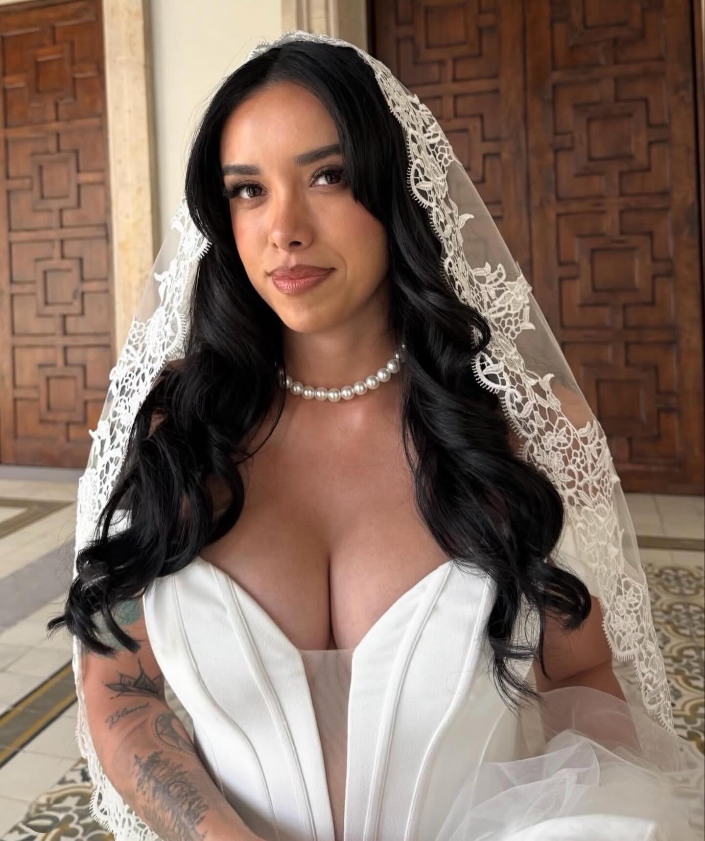 The most beautiful bride ✨
Soft glam, romantic waves, and such a stunning bridal look 🤍 Absolutely obsessed with how beautifully this all came together for her big day.
Hair + Makeup by @glammedbyani ✨
#santacruzbride #santacruzwedding #santacruzhairstylist #bridalhair #bridalmakeup
