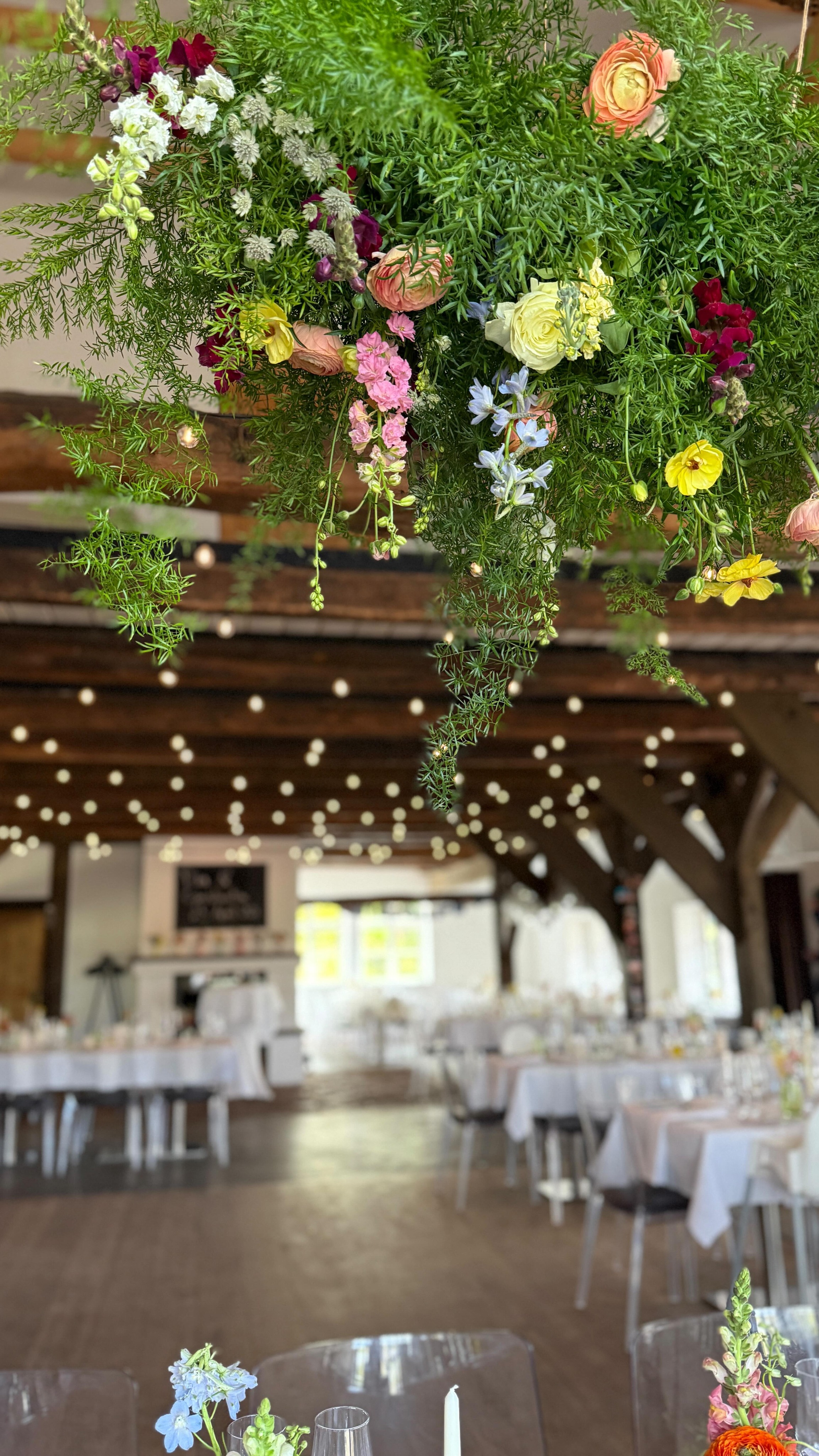 3 Stunden Arbeit in 10 Sekunden ✨
Im Vorgespräch hat mir die Braut gesagt, dass ihr die Blumen sehr viel bedeuten und sie sich riesig darauf freut. Sie liebt Blumen und hat sich daher eine Blumenwolke über dem Brauttisch gewünscht.
Was ein wunderschönes Detail in der Location ist, ist im Hintergrund eine Maßanfertigung, die viel Planung und Zeit brauchte. Angefertigt habe ich sie bereits am späten Abend vor der Hochzeit, damit der Steckschaum austropfen kann und nichts auf den Tisch tropft. Hätte ich frisch in der Location gesteckt, hätte es unter Umständen getropft.
Die Herausforderung war dann der Transport, da ich sie nicht liegend transportieren konnte. Also wurde sie hängend in meinem Auto befördert, was mehr Platz beanspruchte. So musste ich genau planen was wann wie transportiert wird, damit ich alles mitbekomme. Es hat alles super geklappt, musste aber genau getimed und geplant werden.
Aufgehängt haben wir sie zu dritt. Eine Aufgabe, die alleine nicht machbar ist, da es mehrere Hände benötigt hat.
So seht ihr, was alles hinter einem einzigen dekorativen Detail steckt. Die Braut hat ihre Wolke geliebt und das war für mich das wichtigste 🤍
Location: @wir_am_nordenholzerhof
Hochzeitsfloristik
Dekoverleih
Hochzeitsdeko
Blumendeko
Tischdeko