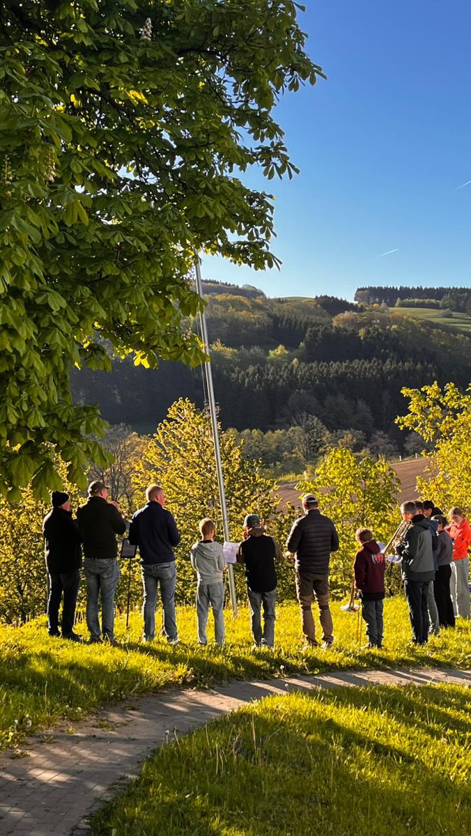 Hallo Mai, hallo Sonne, guten Morgen Wildes Hagen ☀️
Gestern Morgen um 7 Uhr in der Früh zogen die Mai BläserInnen und Jugendlichen durchs Dorf und über die Berge, um den Mai zu begrüßen. 🎶
Stationen:
- Musikhaus
- Stationsweg
- Hahnenbrink
- Saal
- Lenscheid
- Wildewiese Steinbergs
- Wildewiese Hermes Irmel
- Hoppen
- Stein
- Gerdes
…und dann zurück zum Frühstück vorm Musikhaus. 😎
Lieder:
- Ode an die Freude
- Kein schöner Land
- Mühle am Schwarzbachtal
- Die Gedanken sind frei
Habt ihr uns gehört? 🤗