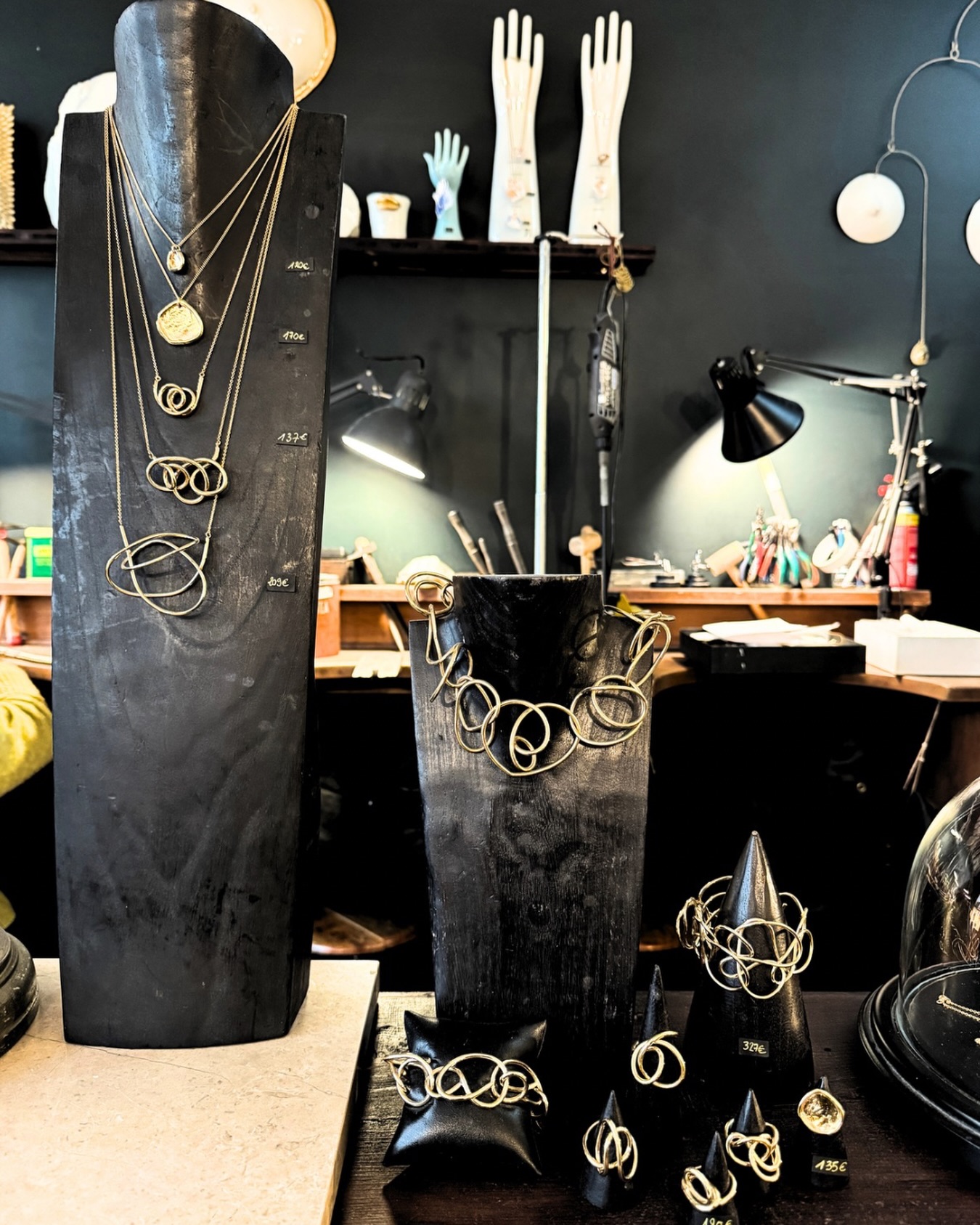 Des bijoux imaginés, fabriqués et exposés au même endroit. Venir en boutique c’est aussi découvrir où ils sont nés. #jewelry #gold #fashion #atelier #artisan