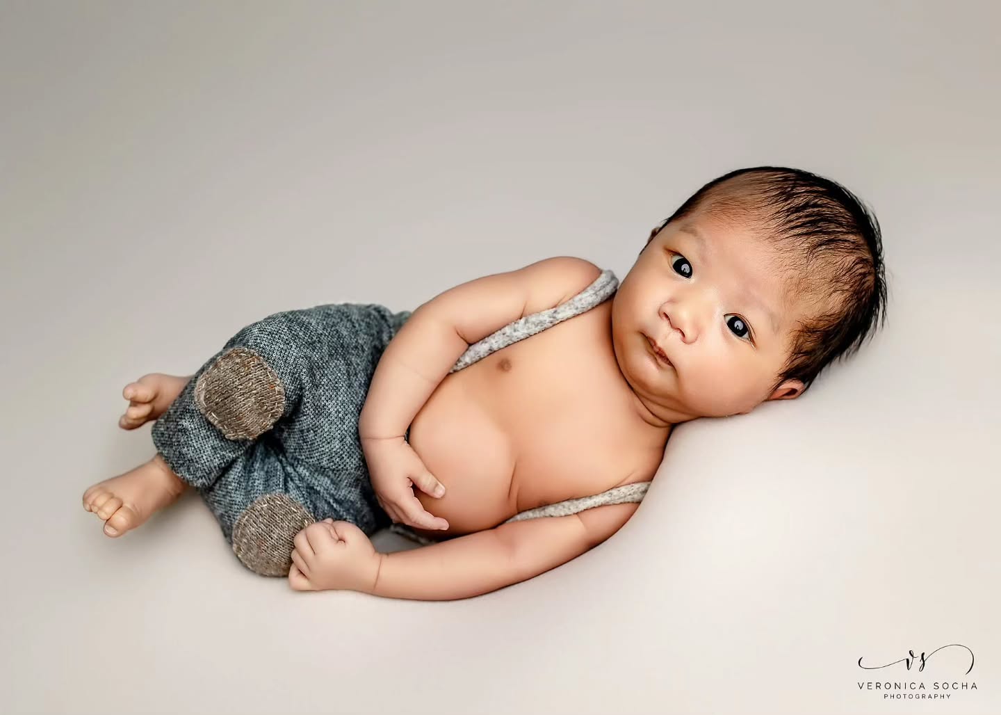 ✨ Simply perfect ✨
No props.
No distractions.
Just your baby… exactly as they are 🤍
Little Nuwa, wide awake and taking everything in — those tiny fingers, soft rolls, curious eyes… all the beautiful details that change so quickly in the first weeks of life.
This is why I always include simple, natural setups during my newborn sessions.
Because sometimes, the most timeless images are the ones where nothing takes the attention away from your baby ✨
Every stretch, every expression, every little detail — captured just as you’ll want to remember it.
📸 Newborn sessions are best within the first 2–3 weeks
✨ Baby-led, calm and safe environment
📩 Message me to secure your due date
https://www.veronicasphotography.com/contact
#SwindonPhotographer #NewbornPhotography #WiltshirePhotographer #SimpleBeauty #NewbornDetails TimelessPhotography SwindonMums