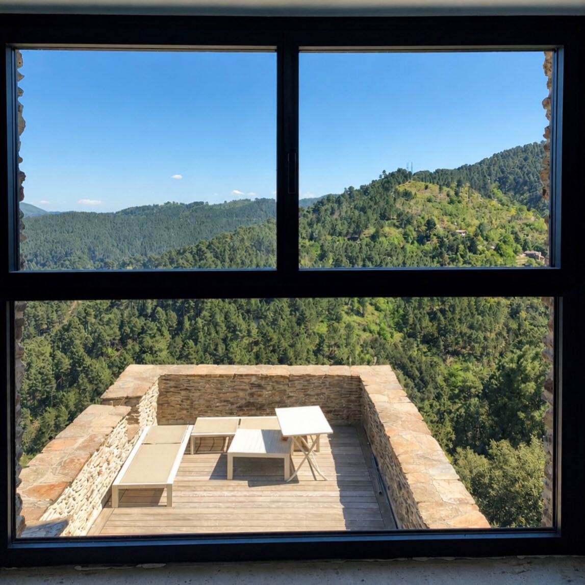 Fragments de paysage #02
L’ouverture disparaît.
Ne reste qu’un horizon.
Un équilibre entre intérieur et silence.
Cyril Curto Architecte
#lozere #panorama #horizon #architecture