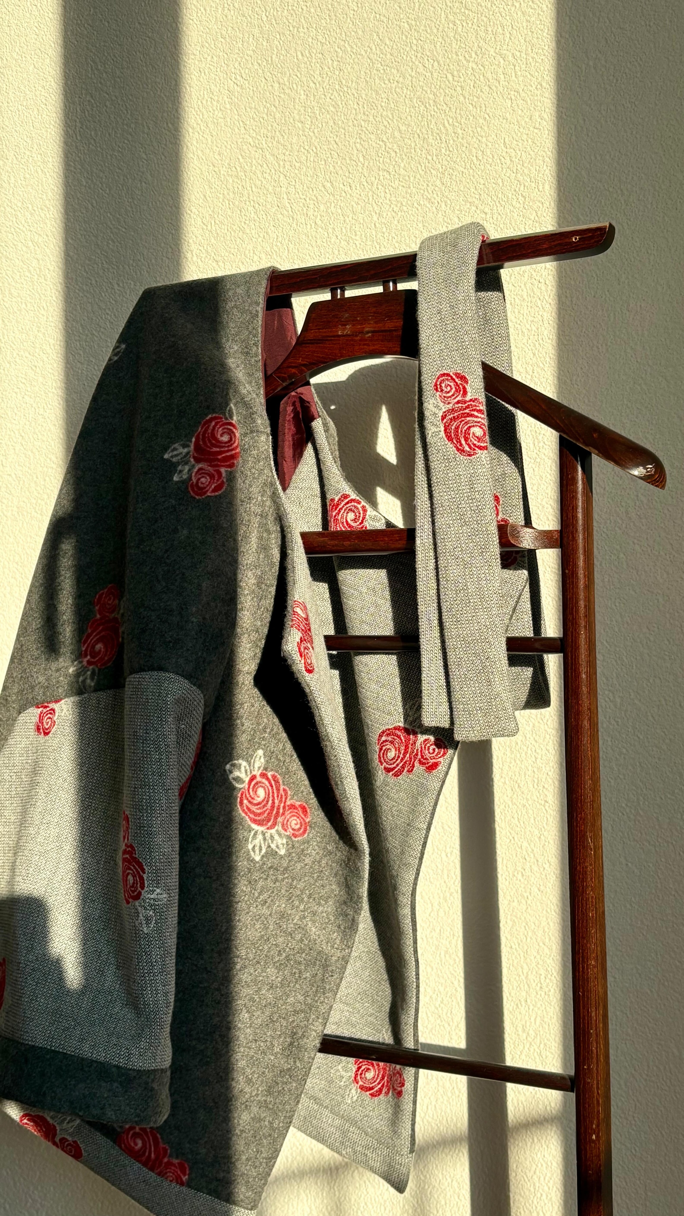 Des nouveautés arrivent mardi 5 mai à 19h00, et je vous explique tout ça dans la vidéo 😉.
Au programme des anciens modèles dans des nouveaux tissus :
- Veste Lulu
- Foulard Carmen
- Jupe Sarah
- Short Foeniculum
Si vous avez des questions, n’hésitez pas à m’écrire par message ou commentaire.
C’est quoi votre modèle fétiche et quelle nouvelle version vous à taper à l’œil 😏 ?
#atelierpiny #madeingeneva #slowfashion #nouveauvêtement #vetementfemme
Veste oversize tissu gris à fleurs, short taille haute à carreaux rose et blanc, short bleu ciel, foulard à fleurs, jupe bleu, bleu marine et beige