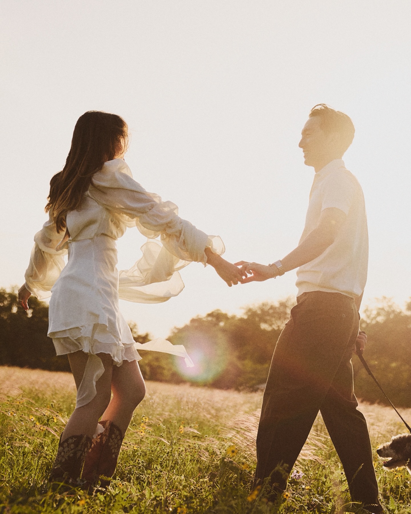 A couple I absolutely love ♡
Running through golden hour, holding onto their own little world — with their pup by their side.
#McKinneyFallsStatePark #AustinCouplesPhotographer #AustinEngagement
#CoupleSession