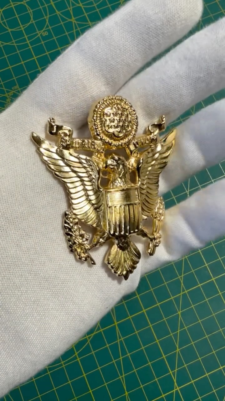 Glenn Millers cap badge. 🇺🇸 #gold #usarmy #instamood #trendingnow #instapic