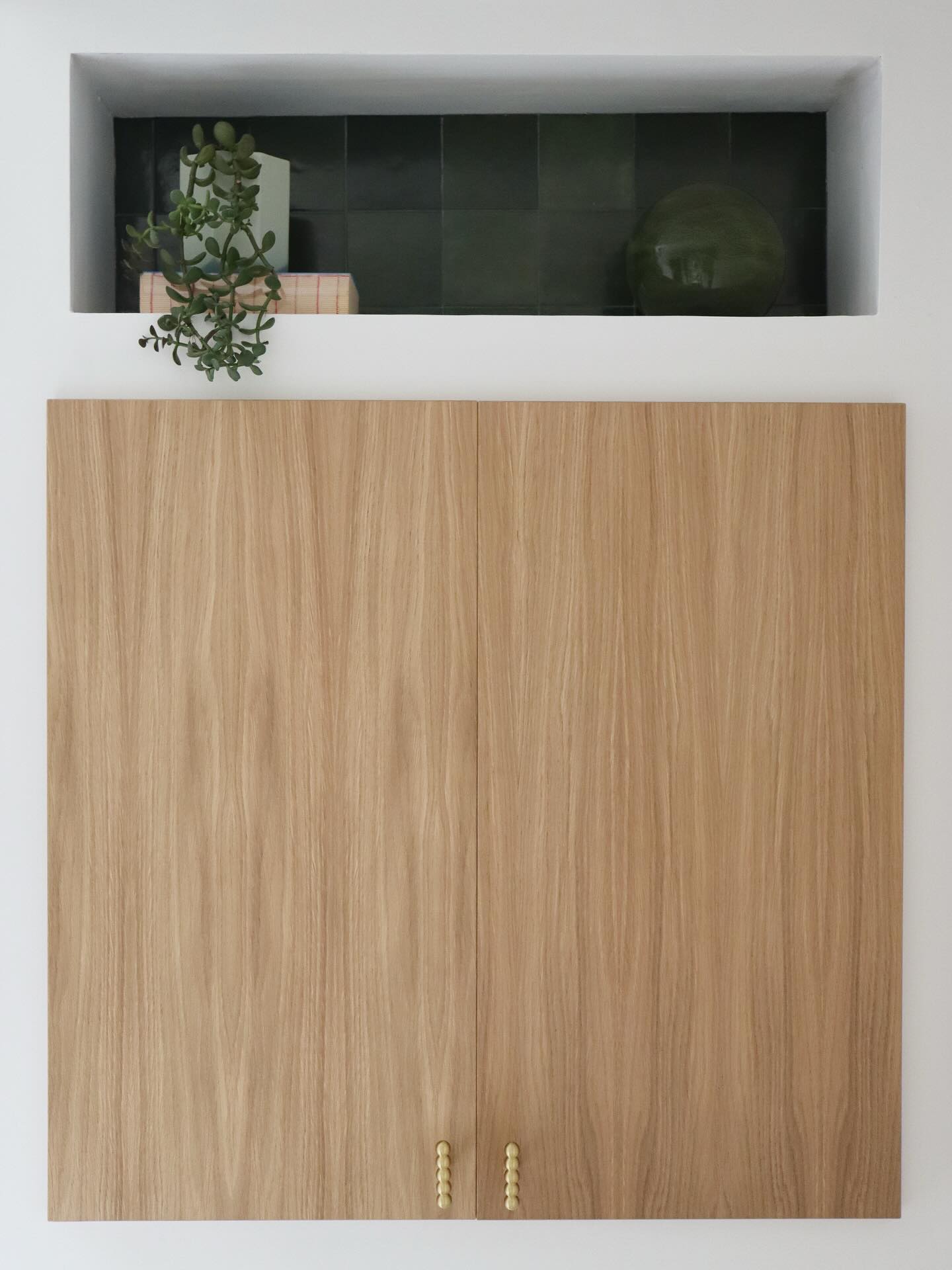 I was going to do a selection to show how to use the space above the toilet (such a great space for storage) but then I threw a few other details in the mix!
#bathroom #details #interior #interiordesign #bathroomdesign #interiordesigner #interiordesignerlondon