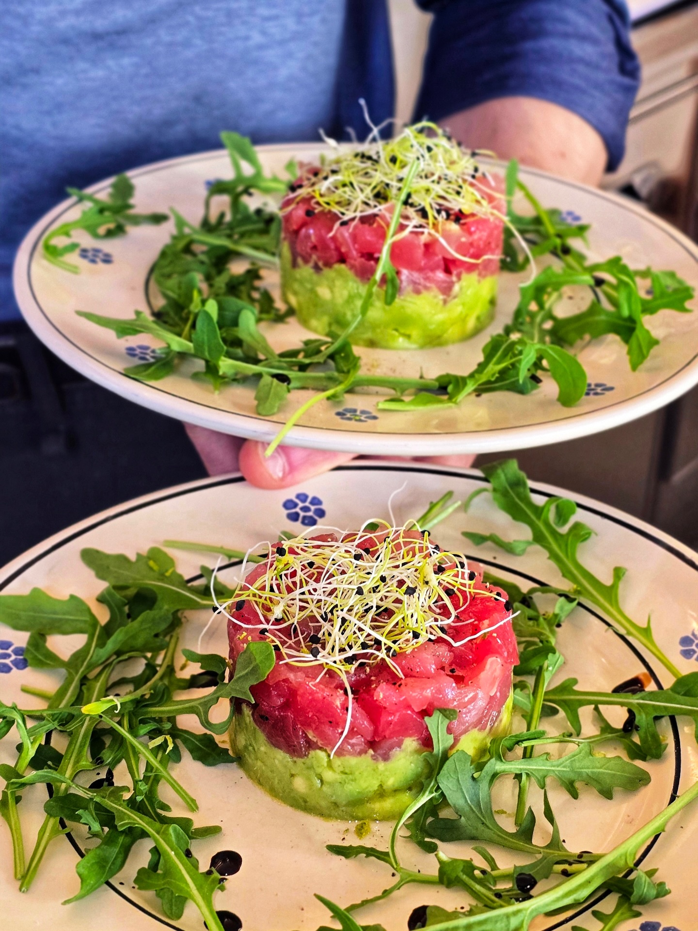 When lunch looks like this, you don’t need a filter. Tuna tartare + avocado base + rocket salad + curated details. The kind of plate that makes you slow down and actually enjoy it.🧜🏻♀️🌊