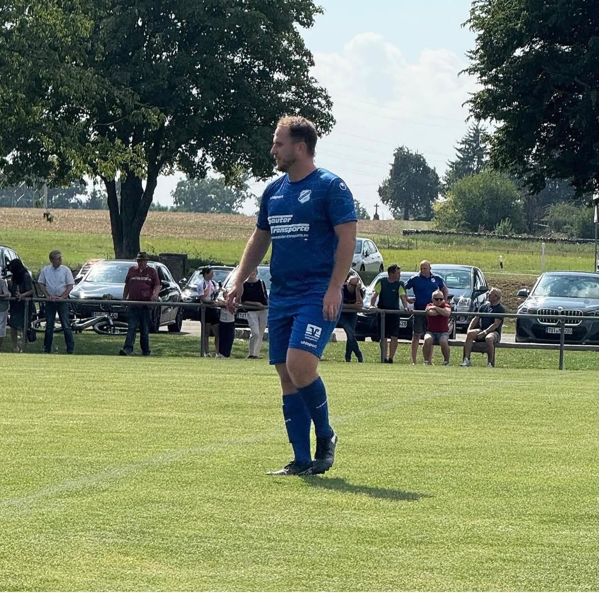Gute Leistung wird mit Punkt belohnt 🤝
Zunächst war Gruol besser im Spiel und ging auch verdient in Führung. Das 1:1 dann durch einen Elfmeter, zu diesem Zeitpunkt fanden wir schon besser ins Spiel. Die zweite Hälfte war ein auf und ab, bei dem die Gäste zunächst wieder in Führung gingen, die wir allerdings nur zwei Minuten später direkt wieder ausgeglichen haben. So auch der Endstand. Unsere Tore erzielten Manu Hauke und Kai Krause.
