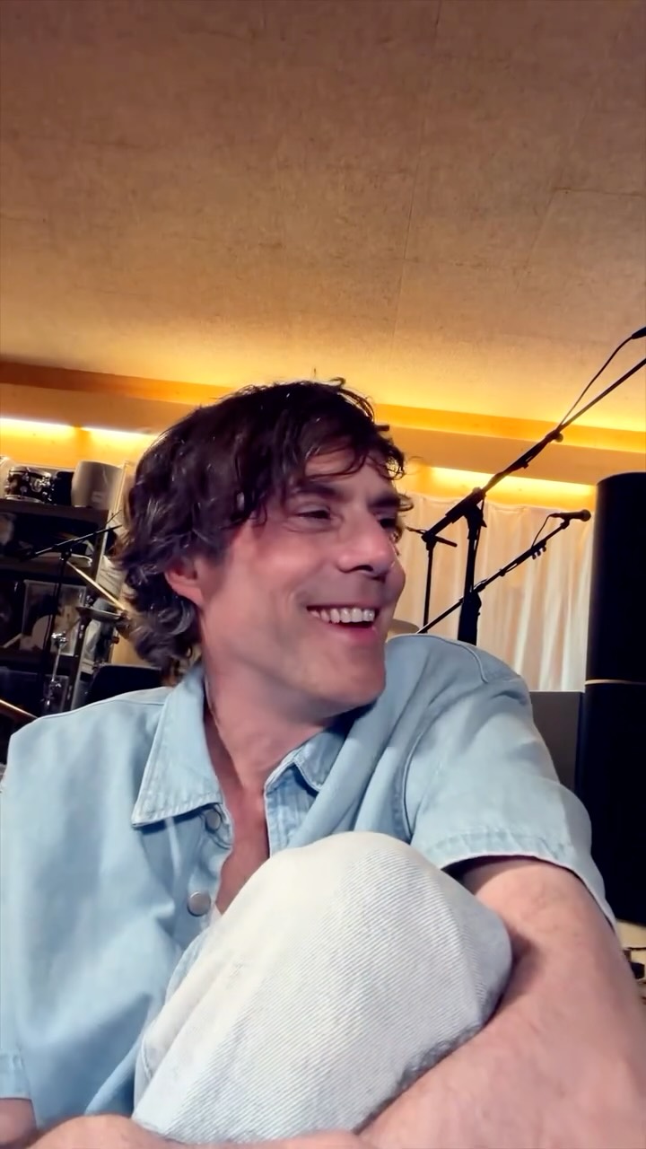De Massimo het mi gfrögt:
„Du hesch doch scho mal es Trio gha… wieso jetzt wieder?“
Und i ha müesse lache 😄
Will ehrlich gseit:
Früener bin ich glaub eifach noni ready gsi.
Es isch mir z’krass gsi, ich bi ständig heiser gsi –
und ha fasch müesse unter s’Sauerstoffzelt nach de Gigs 😅
Aber irgendwie isch das Trio nie ganz verschwunde.
Es isch immer irgendwo im Hinterchopf bliibe.
Und irgendwänn isch die Sehnsucht wieder cho:
eifach frei zäme spiele.
meh Platz ha. Mit de Gitarre no meh finde – und au meh zeige.
Und jetzt… fühlt sich’s plötzlich genau richtig a.
Und genau so isch au „isbluemestilli“ entstande 🤍
👉 de Song isch jetzt dusse
#adriansterntrio