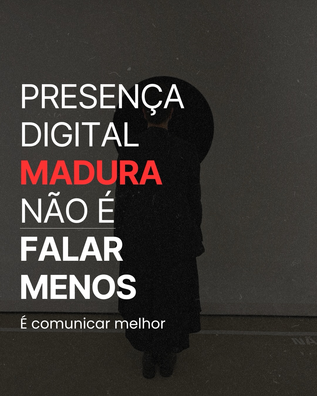 O problema não é você não querer aparecer. O problema é deixar sua autoridade invisível por rejeitar o barulho do digital.