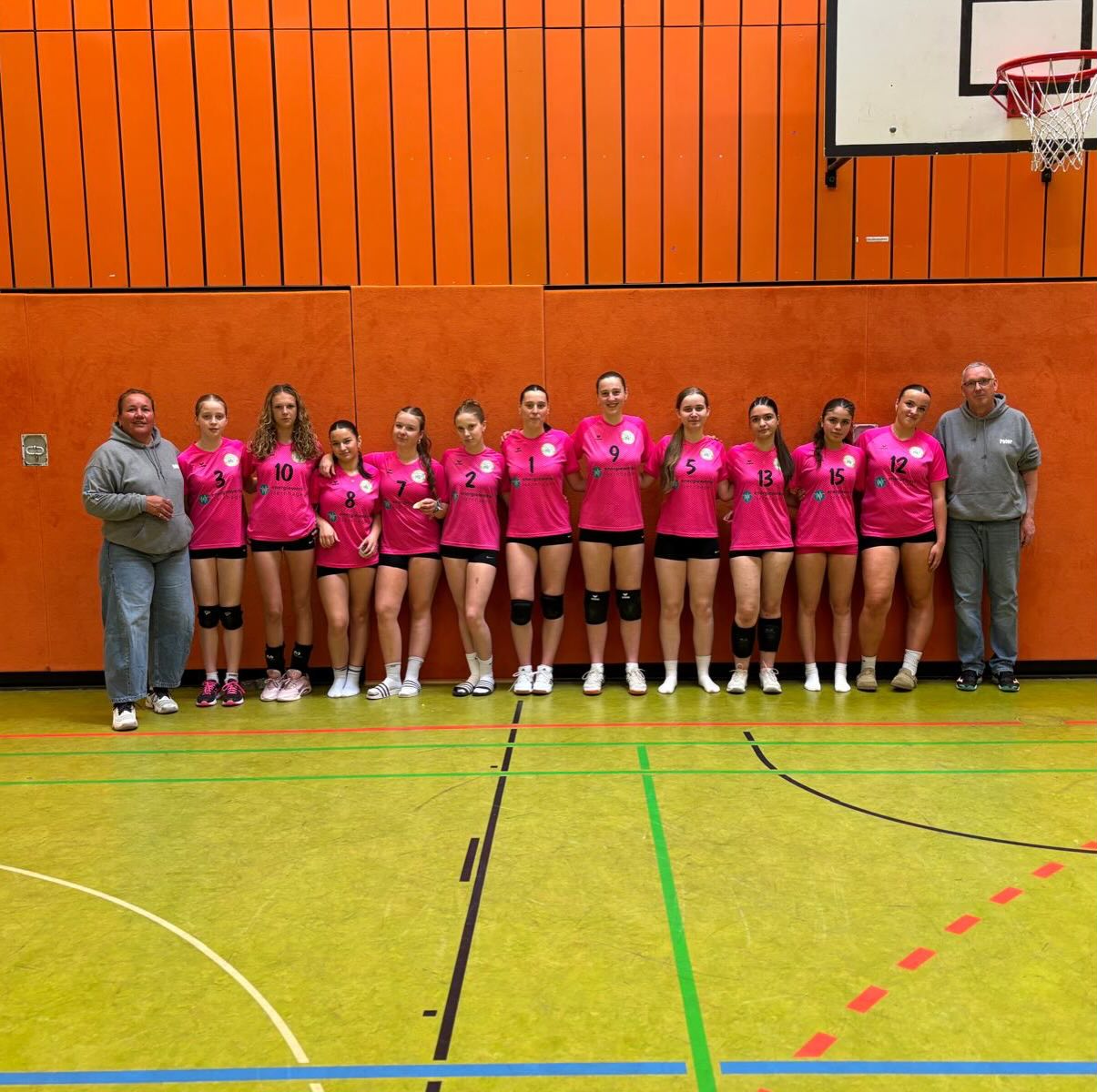 Saisonende in Groß Buchholz!
Auch, wenn am letzten Spieltag kein Sieg mehr für die 4. Damen drin war, beenden die Mädels ihre erste Saison als Damenmannschaft auf einem überragenden dritten Platz in der Kreisliga🩷
Rückblickend kann man nur eins sagen: Eine krass starke Saison- ihr könnt verdammt Stolz auf euch sein, Mädels!!!