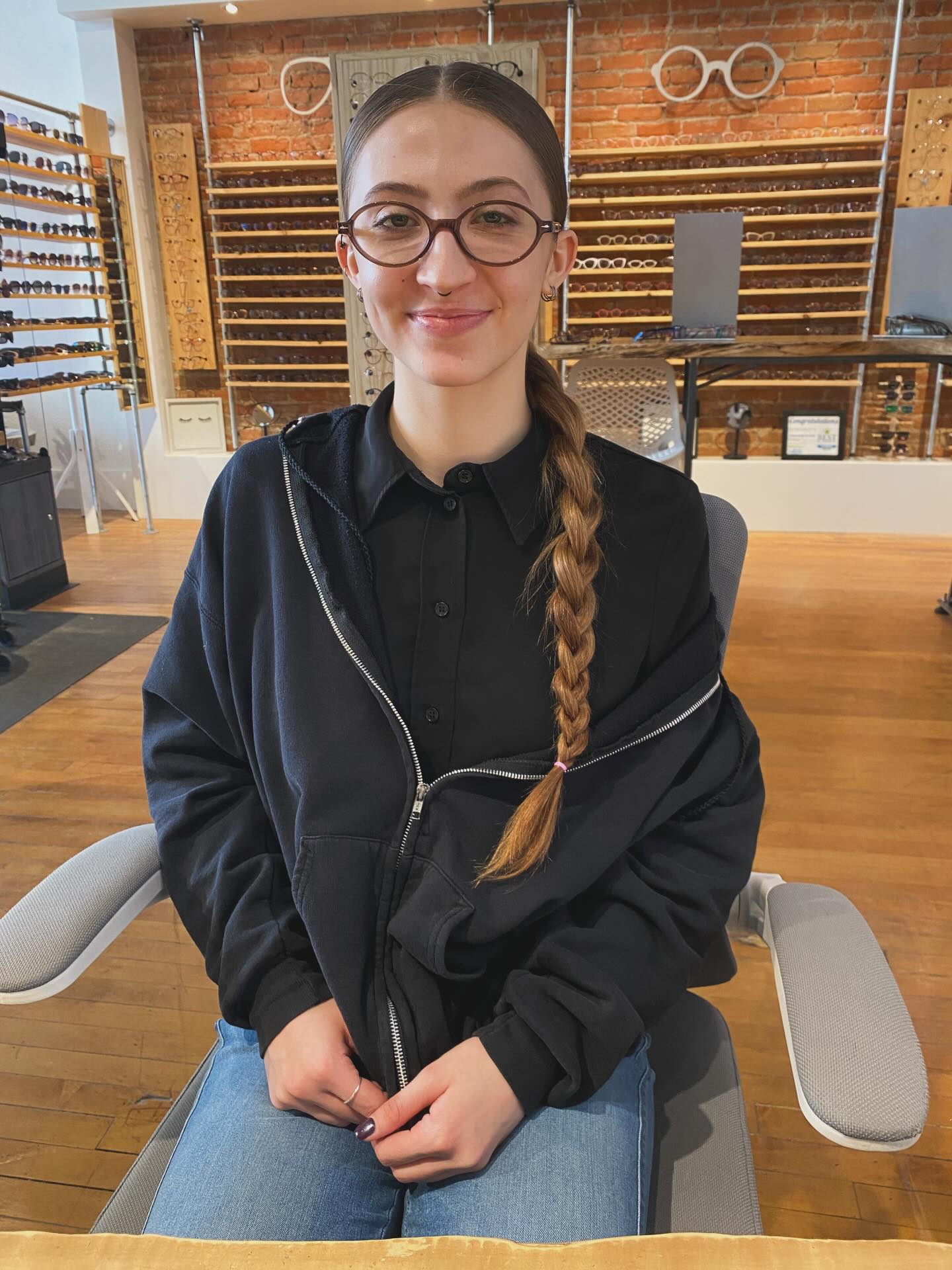 How CUTE are these frames!? 🤩
This smaller style is not for everyone but definitely a trend!