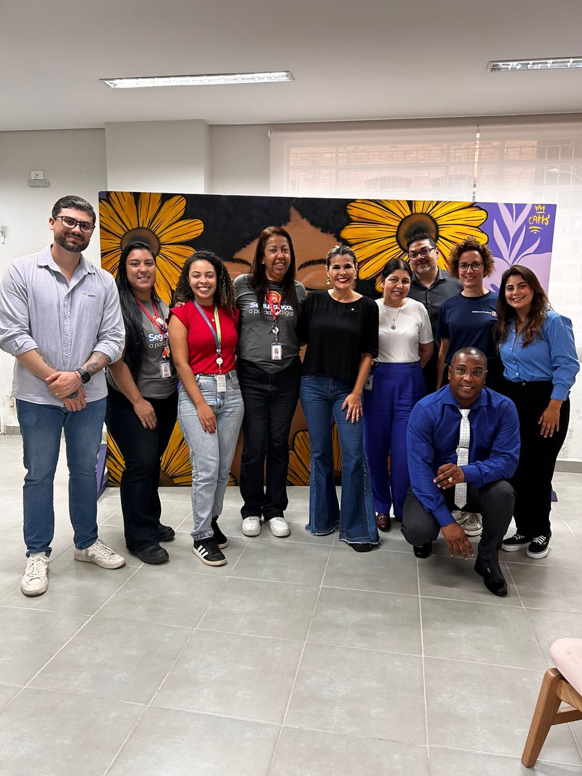 O SINDMINÉRIOS SANTOS visita, participa e contribui com o planejamento de ações para intensificar a importância da Casa da Mulher de Santos, que não é apenas um abrigo físico, mas um espaço de acolhimento, respeito e recomeço.
No local, as mulheres, por meio de cursos profissionalizantes, podem sair com uma profissão e encaminhamento para um novo trabalho. É onde histórias podem ser reconstruídas, onde a dignidade é protegida e a força feminina encontra apoio para seguir em frente.
O SINDMINÉRIOS SANTOS abraça essa causa para que toda mulher saiba: “você merece viver sem medo, com liberdade e com respeito. Lembre-se: você nunca está sozinha.”