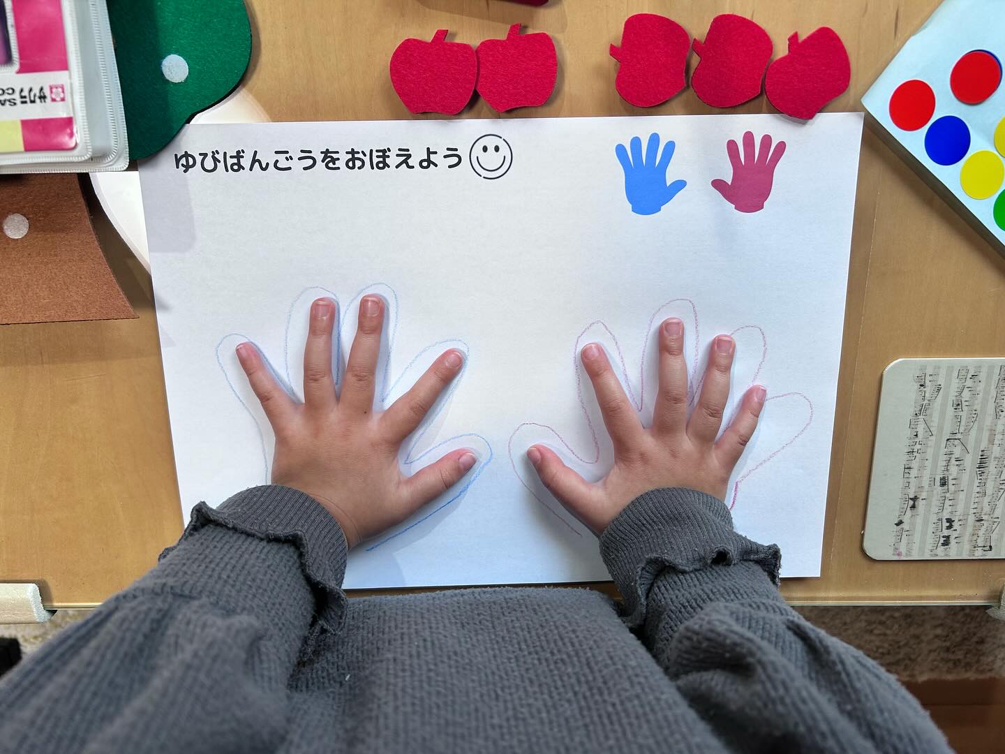 お姉ちゃんのレッスンに付き添っていた妹👧ちゃんがレッスンをスタートしました✨
可愛い手で記念の手形💕
幼児さんは短い時間でいろんな角度からアプローチしています。
写真1 右手左手指番号を覚えます 可愛い手💕
写真2 ドレミファソラシと買いてあるお魚を音階順にボタン付けをします👏
👧ちゃんの人生にずっと音楽がありますように。。✨
#吹田市ピアノ教室
#箕面市ピアノ教室
#藤白台ピアノ教室
#北千里ピアノ教室
#古江台ピアノ教室
#寧色ピアノ教室