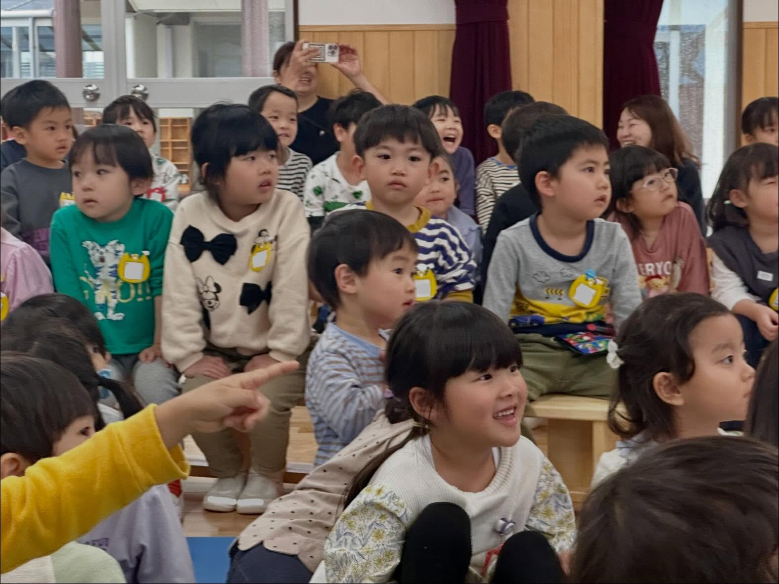 🎏元気いっぱい!こどもの日のつどい🎏
笑顔と歓声に包まれた一日✨
こいのぼりのように、のびのび元気に過ごしました😄
先生達による劇場を見たり、わらべうたを見たり、、、♩
最後に美味しい美味しい柏餅タイム
子ども達のキラキラした表情がとても印象的でした🌈
これからも一人ひと