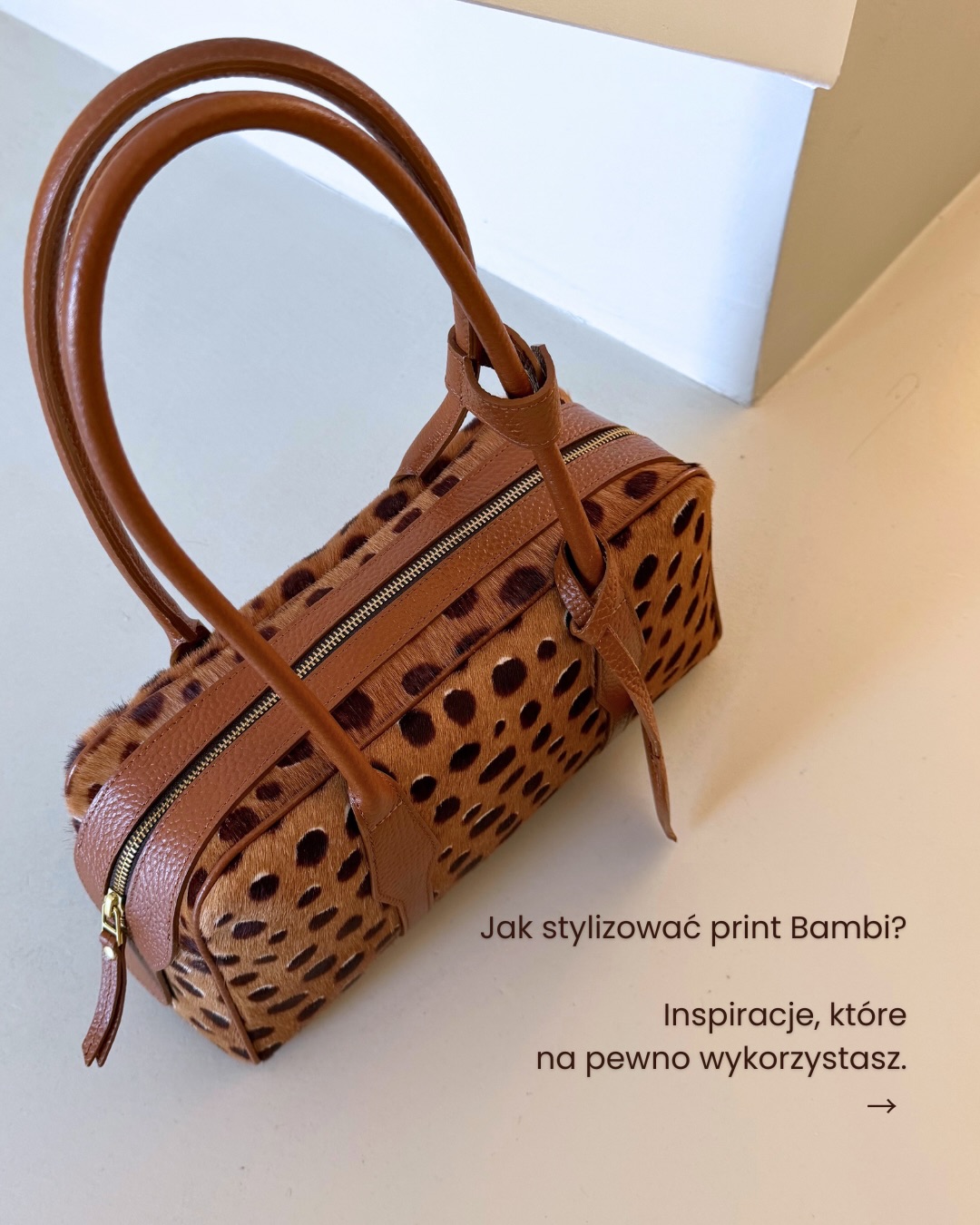 Z czym nosić print Bambi?
Nasza Bambi Bowling Bag w tym wydaniu lubi proste bazy, denim, biel, beże, jeden kolor od stóp do głów, ale też odważniejsze połączenia z innymi printami.
To jeden z tych wzorów, które mogą zmienić charakter całej stylizacji - raz wygląda klasycznie, subtelnie, innym razem swobodnie, albo elegancko.
W karuzeli pokazujemy kilka sposobów, jak nosić print Bambi na co dzień i nie tylko.
Które połączenie wybierasz: denim i biel, total look, duo efekt czy print do printu? 🐦⬛
Zapisz na później, jeśli lubisz wracać do stylizacyjnych inspiracji. 🖤
#kulik #kulikbag #printbambi #stylei̇nspo #torebkadamska