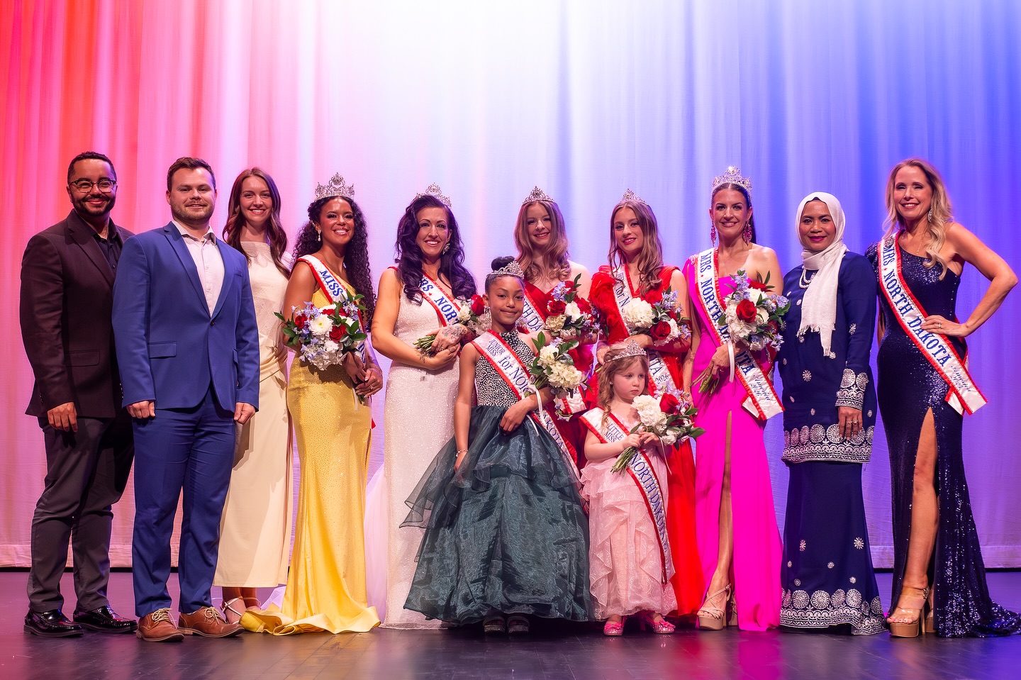 Our esteemed 2026 Judging Panel with our new royalty!
L-R
Back Row: Ken Hanson, Roman Knudsvig, AnneMarie Kirvida, Queen Brooklynn, Queen Tianna, Queen Bianca, Queen Selah, Queen Sara, Fifi AbuBakar, Jennifer Steiner
Front Row: Queen Hazel Grace, Queen Caia Rose
πΈ: @aspenmarie_photography @aspenjewkes