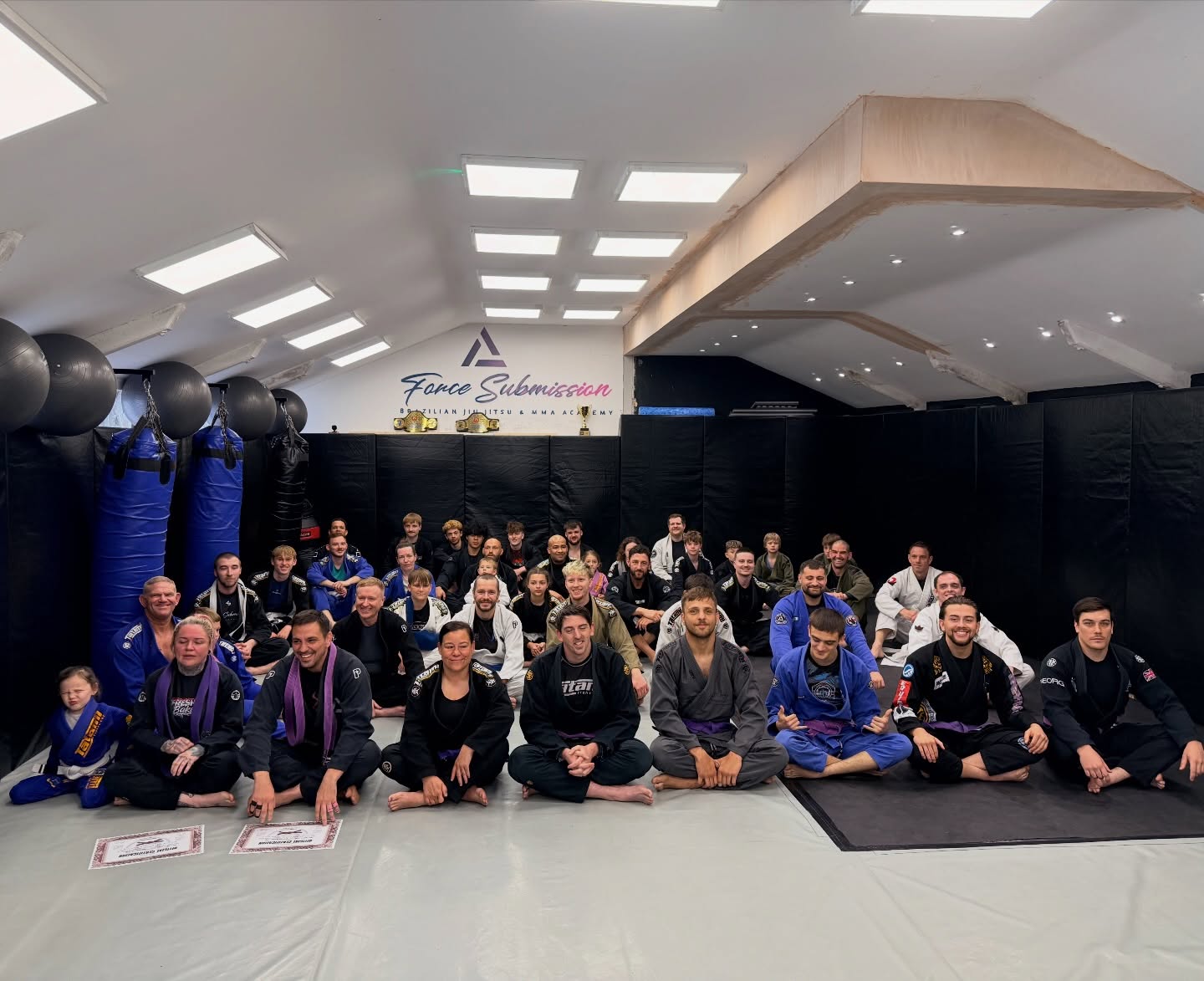 Massive congratulations to everyone who earned stripes and levelled up belts today — every bit of progress is well deserved and a reflection of the hard work you all put in week after week.
Big thank you to the big boss @leo_protection Leo Queiroz for his continued guidance in everything we do, and for delivering a masterclass today. It’s always next level learning when he’s on the mats. I’m incredibly proud of everyone who walks through our doors and represents Force Submission, not just in training but in life as well.
A special highlight to our two new brown belts, @caznatasha and @dan_shep87 — outstanding achievement. Watching your development, confidence, and progression through each belt has been brilliant to see. You’ve earned this level, now embrace the belt and everything that comes with it 🤙 Oss.
Huge shoutout to our coaching team too — the level on the mats today speaks volumes about the effort and standards you all set, so credit to every one of you. @daz_forcemma_jones @younggunmma @leo_protection @sparky2647 ,Simon, Caz, Aaron, @jbboxing__ @georgewolfe98 @james_wn86 @johnboylea @melissahill.bjj
And finally, well done to Simon for leading his first grading — confident delivery, great words about the students (well… most of them 😄). Proud moment mate 👊
Thank you to every single one of you for being part of the growth of Force Submission — your support, loyalty, and commitment don’t go unnoticed.
See you on the Tatami..stay classy 🫵🏻🤙
#bjj #bjj4life #checkmat #bjjkids #bjjlifestyle