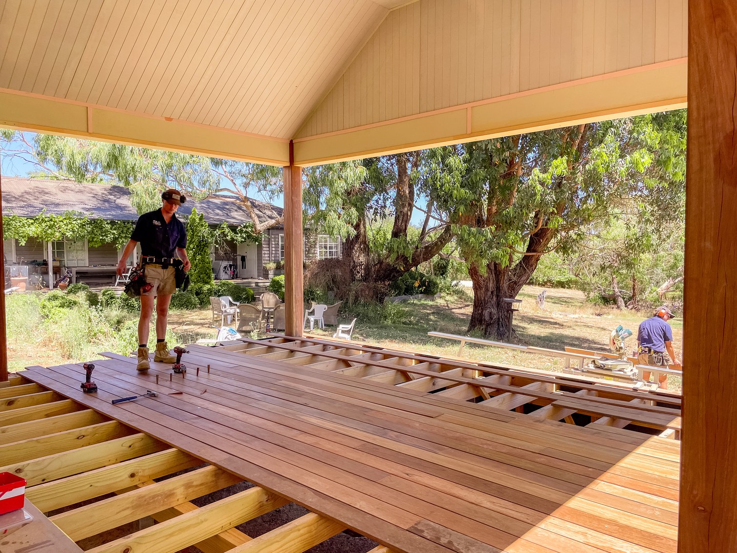 The main entertaining deck at Woodend taking shape - undercover, generous in scale, and looking straight out to the established trees on the block. Every board placed to the same standard as the rest of the build, because the brief has been consistent from the ground up.
Design by @sosarchitects & @studiotomdesign
#buildtrendhomes #macedonrangesbuilder #woodend #hardwooddecking #homesteadstyle