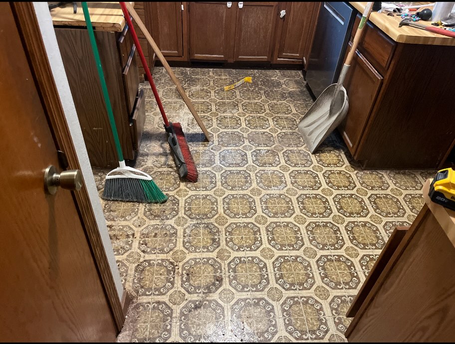 Check out this new tile that we installed for another happy customer 😮💨 who knew flooring could completely renew a kitchen on its own?! (We knew)