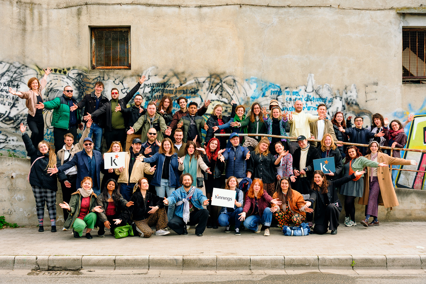 Ostdeutschland braucht keine Defizitdebatten.
Es braucht mehr Möglichmacher*innen.
In den vergangenen Monaten durfte ich bei der @kinningsfoundation mit Menschen aus Ostdeutschland lernen, ringen, lachen, wachsen und neu hinschauen.
Menschen aus Bildung, Kultur, Politik, Sozialem Unternehmertum und Zivilgesellschaft, die nicht nur reden wollen, sondern gestalten - jeden Tag.
Für mich als Moderatorin und Workshopcreator war diese Zeit weit mehr als ein Leadership-Programm.
Sie war ein lebendiger Lernraum.
Ein Raum, in dem Unterschiedlichkeit nicht geglättet wird.
In dem Reibung produktiv sein darf.
In dem wir lernen, Konflikte nicht zu vermeiden, sondern besser mit ihnen umzugehen.
Besonders bewegt hat mich unsere Reise nach Italien.
Dort durfte ich ein Gespräch mit Yvan Sagnet moderieren, dem Gründer von NO CAP (@nocap_associazione) einer Initiative gegen die Ausbeutung migrantischer Erntearbeiter*innen.
Was mich beeindruckt hat, war nicht nur seine Geschichte, sondern seine Haltung:
Würde. Solidarität. Gemeinsames Handeln.
Verbünden statt ausgrenzen.
Lösungen suchen – auch wenn sie unmöglich erscheinen.
Genau das brauchen wir auch bei uns:
Mehr Räume, in denen wir Unterschiedlichkeit aushalten, Perspektiven erweitern und gemeinsam neue Wege entwickeln.
Die Bewerbungsphase für den nächsten Jahrgang läuft noch rund 24 Stunden.
Wenn du in Ostdeutschland etwas bewegen willst und Teil eines starken Netzwerks werden möchtest:
👉 www.kinnings.org/programme/kinnings-academy/
Vielleicht ist das dein nächster Schritt.
#KinningsAcademy #Ostdeutschland #Leadership #Changemaker #Dialog #Demokratie #Netzwerk #ZukunftGestalten
📸 Kinnings Academy in Italien © Maruan Piccialli
