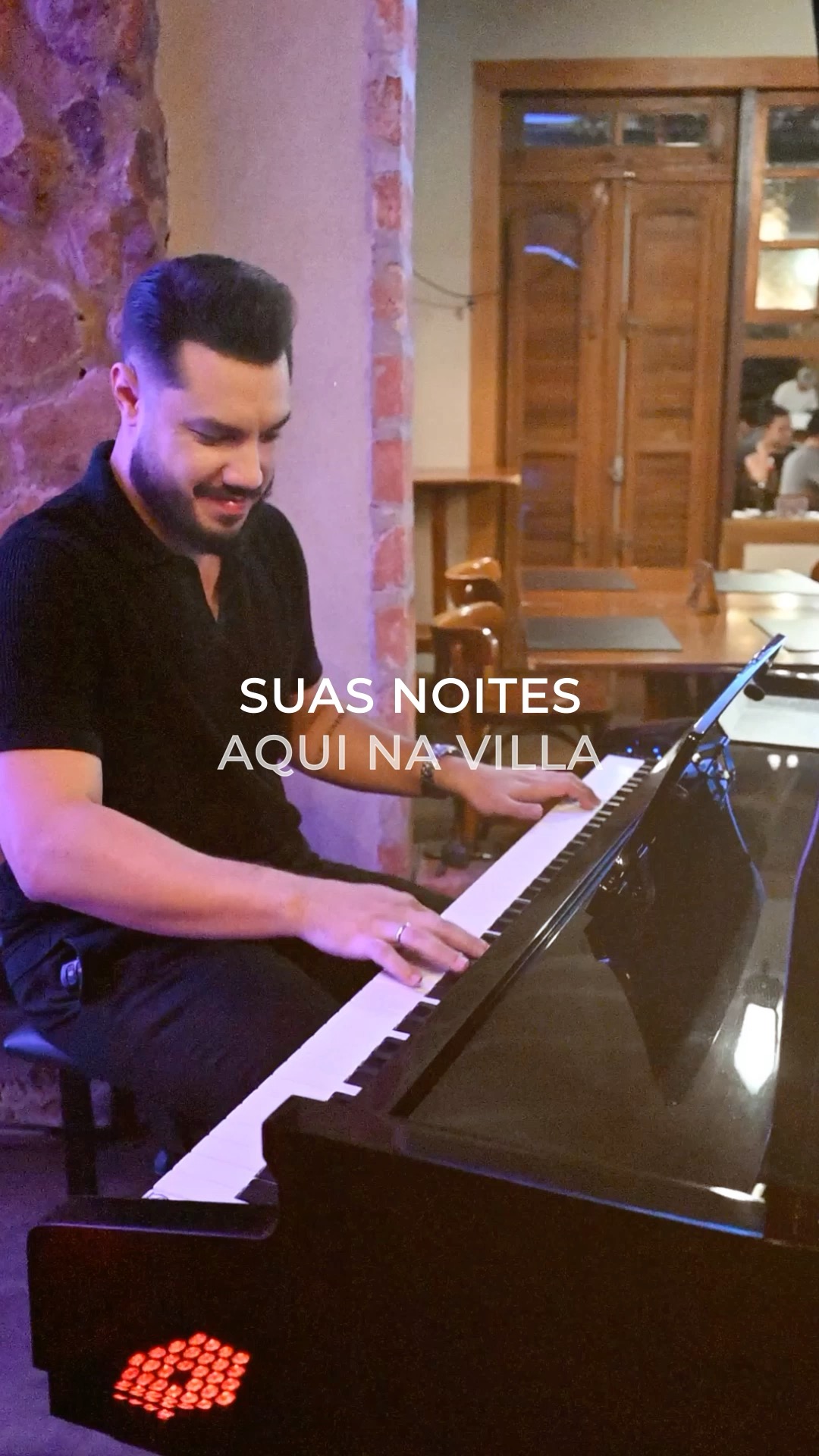 Entre taças e sabores, uma noite ao vivo.