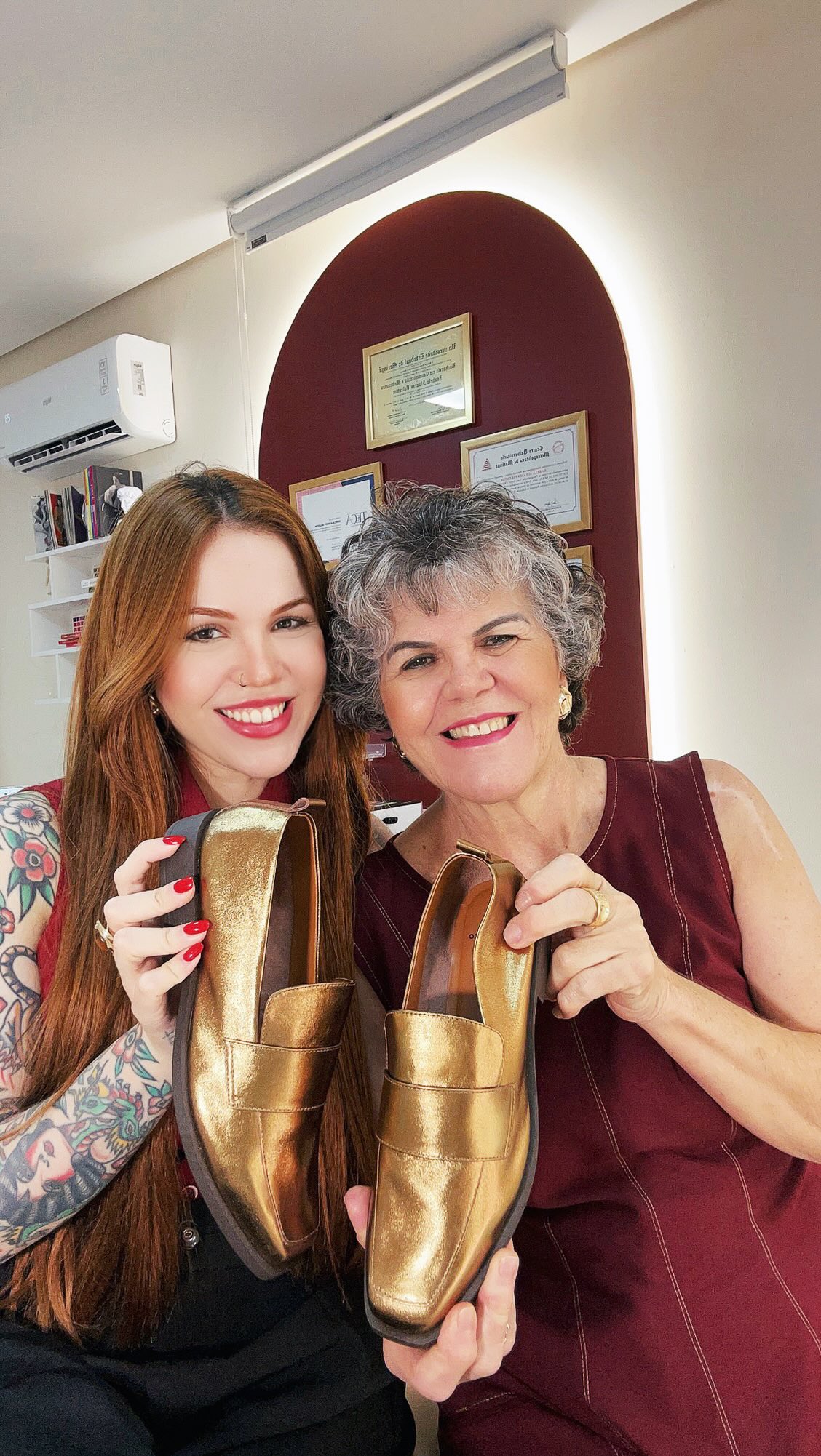 Tem coisa que a gente não precisa dizer, a gente mostra!
Nesse Dia das Mães, eu montei um look pra ela, pensei em cada detalhe, e o destaque precisava ser a altura de quem ela é: o sapato não é só um acessório, ele é presença e força, tudo aquilo que ela sempre foi pra mim. Porque quando a base é forte, o resto só acompanha, né? Feliz Dia das Mães, com @meusapatocolorido ❤️