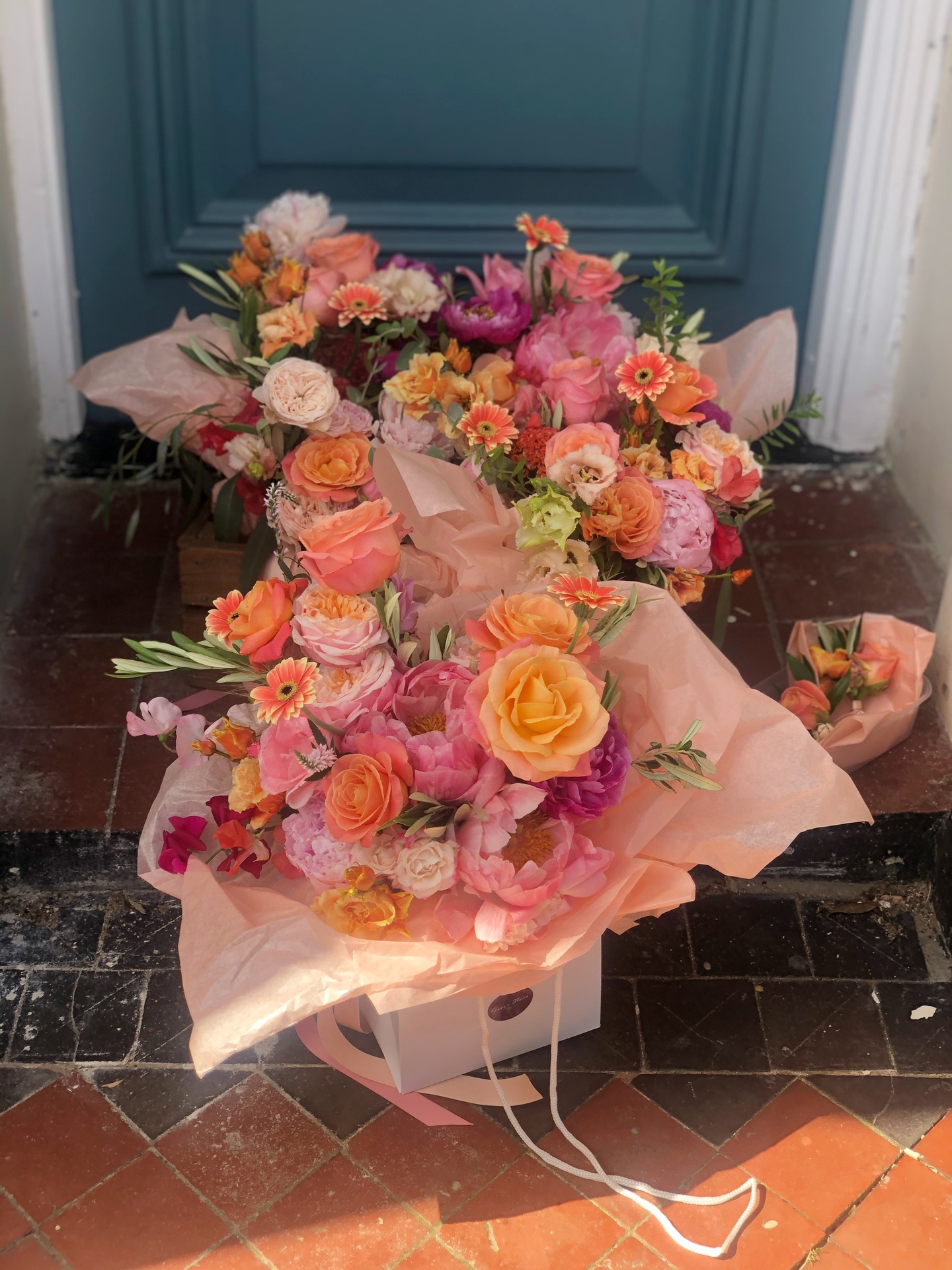Delivery days are the best. These are all boxed up and ready to go, such a joyful blend of peach, coral, blush, There’s nothing quite like seeing these bouquets catch the morning light before they head out the door 🌞💐
.
.
.
#WeddingInspiration #WeddingIdeas #BrideToBe #EngagedUK #UKWedding #WeddingPlanning #WeddingDetails #WeddingDecorInspo #WeddingAesthetic #WeddingSeason #LondonWedding #LondonFlorist #UKFlorist #UKWeddingFlorist #LondonWeddingFlowers #SouthEastWedding