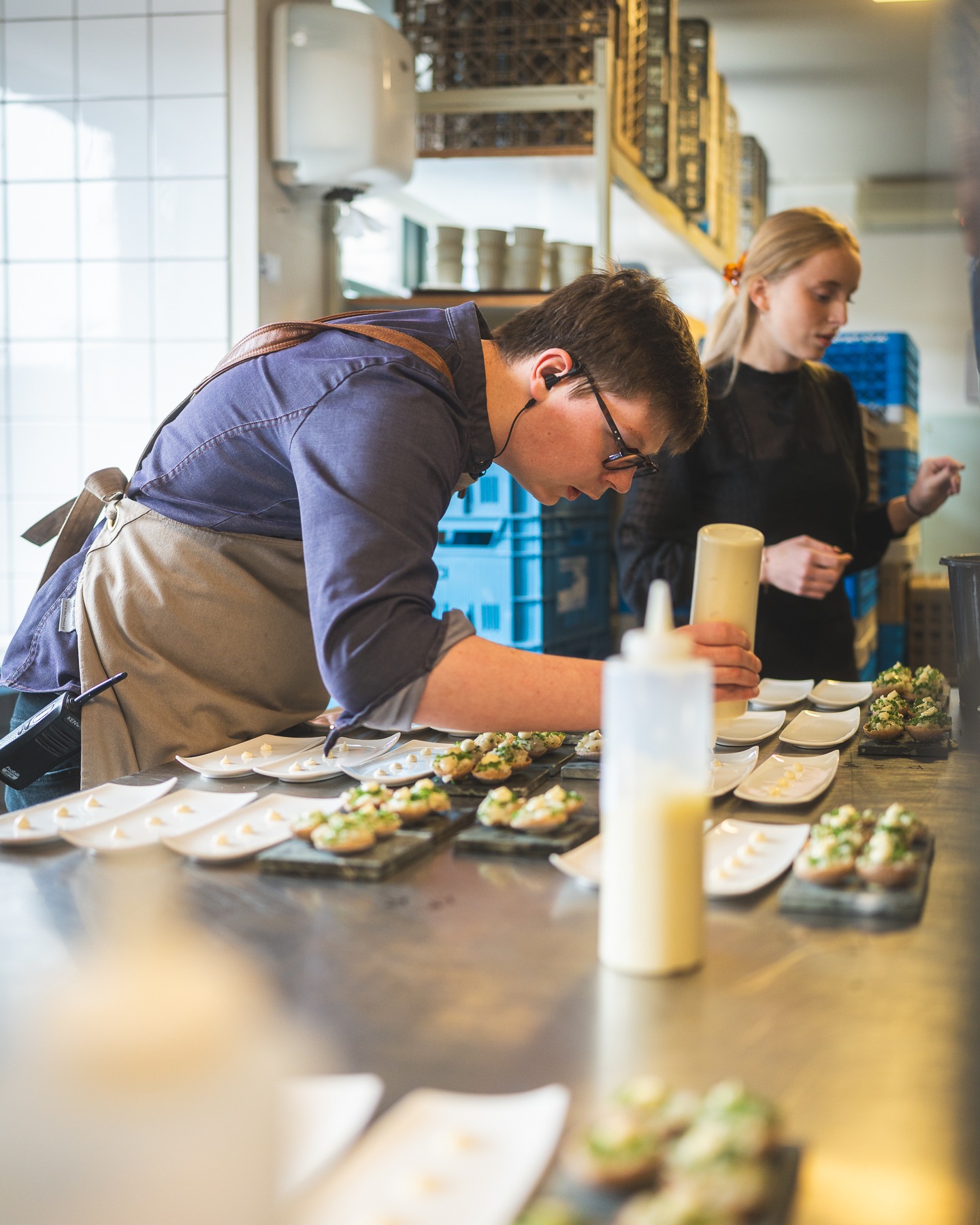 Ons keukenteam in volle voorbereiding. 🌱
Zondag verwelkomen we jullie voor onze Moederdag verwenbrunch bij Park Ven. Een uitgebreide tafel, warme bediening en een ochtend die mama nog lang bijblijft.
📅 Zondag 10 mei
📍 Park Ven, Diepenbeek