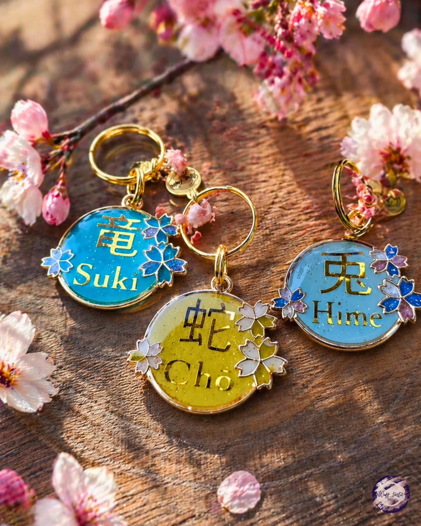 Diese Sakura-Blossom Marken sind eine ganz persönliche Anfertigung. 🌸
Eine liebe Kundin hat sich für die Namen ihrer Hunde in Kombination mit ihren chinesischen Tierkreiszeichen als Kanji entschieden.
Eine Verbindung aus Bedeutung und Ästhetik,
die jede Marke einzigartig macht.
兎 · 竜 · 蛇
Hase, Drache, Schlange – drei Symbole, drei ganz eigene Charaktere.
➡️ Weißt du, welches Tierkreiszeichen dein Hund hat?
Schreib es mir in die Kommentare, ich bin gespannt.
TIERKREISZEICHEN | CHINESISCHES STERNZEICHEN | HOROSKOP