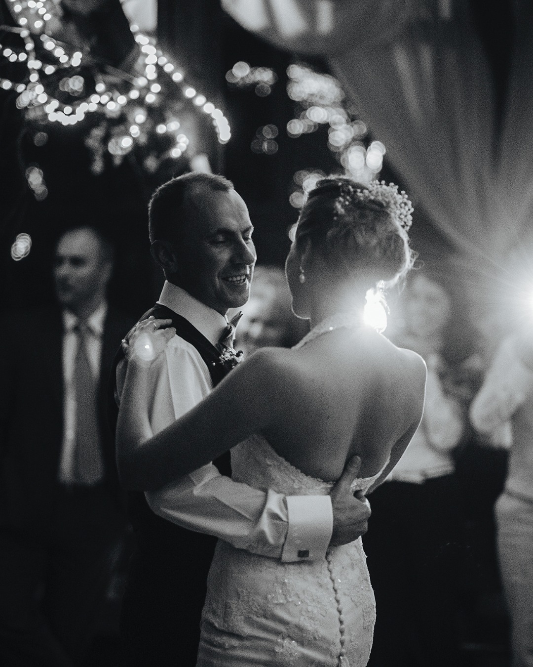 A breathtaking lakefront "I do." 💍
.
Host lakeside cocktails at sunset on the Lakeside Terrace, then move into the Silverlake Saloon or Roundup for an unforgettable reception.
.
Think twinkle lights, wooden beams, and plenty of space for a live band. From small, intimate gatherings to grand, show-stopping celebrations, we bring the charm that makes it unforgettable.
