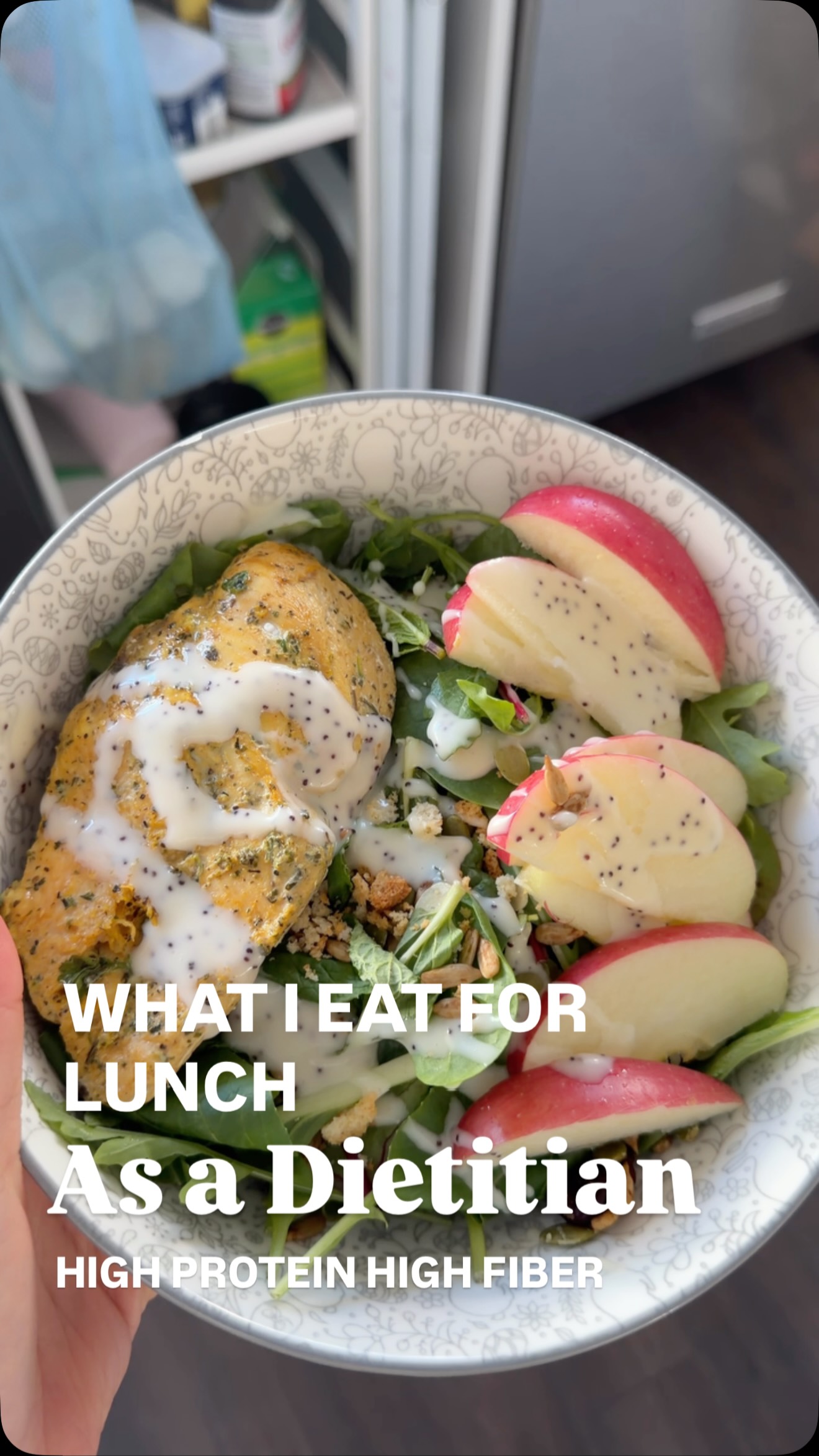 Salads don’t need to be boring unfulfilling…
You just need a protein that tastes good (like this lemon herb chicken breast from @meridianfarmmarket), enough fiber, a GOOD dressing + some crunch 🍞
And this salad bowl supports your gut, skin and inflammation ❤️
1 chicken breast (pre made)
2c leafy greens
1 apple
1 tbsp pumpkin and sunflower seeds
Mint
Top off with croutons
Kale poppyseed dressing from Costco
You can obvs add more if you’d like, but I was short on time!! Lol
Save and share this for your next eczema friendly lunch recipe 👀🥗
#eczemahealing #antiinflammatoryfoods #easymeals #healthysalad #dietitianeats