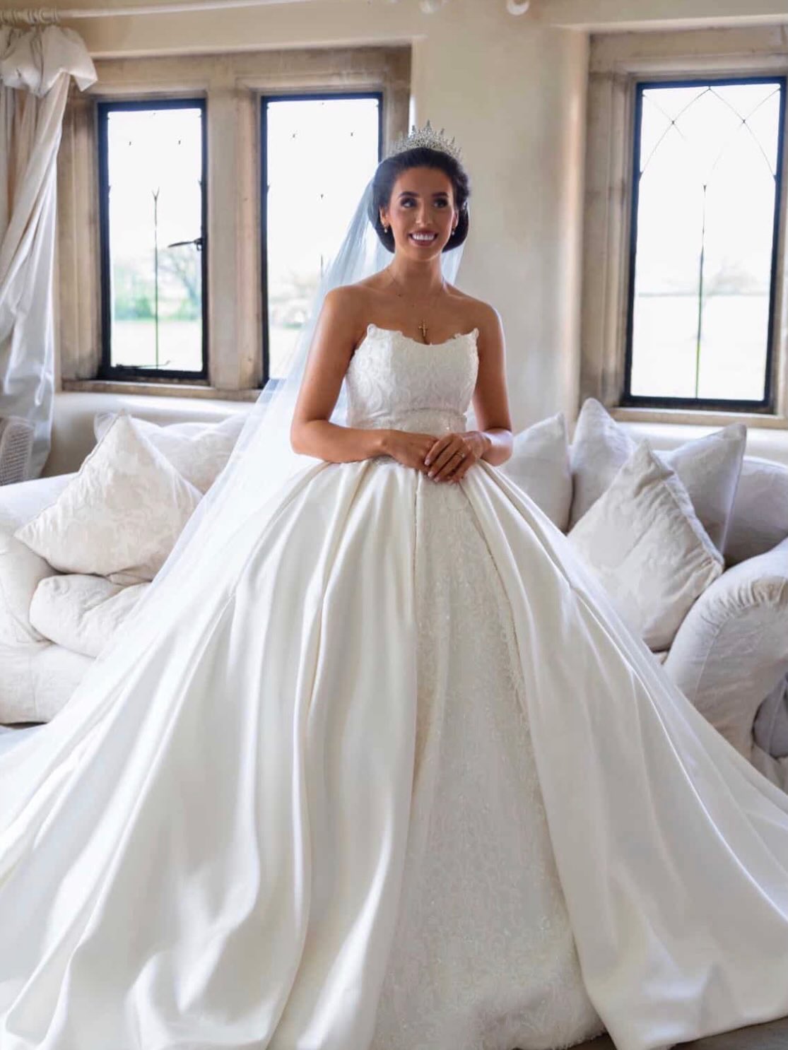 HOW BEAUTIFUL DOES ELLIE LOOK IN HER BESPOKE BRIDAL GOWN MADE HERE AT EYB!
Such beautiful pictures! A lovely bride to work with we’re so happy we could make her dream dress come to life! Congratulations to the Newly Weds! Wishing you both a lifetime of happiness. 💍🥂
Stunning makeup by @ljs_makeupartistry ✨
Amazing hair by @styled_by_charlottee
#bespokedesign #weddinggown #ballgown